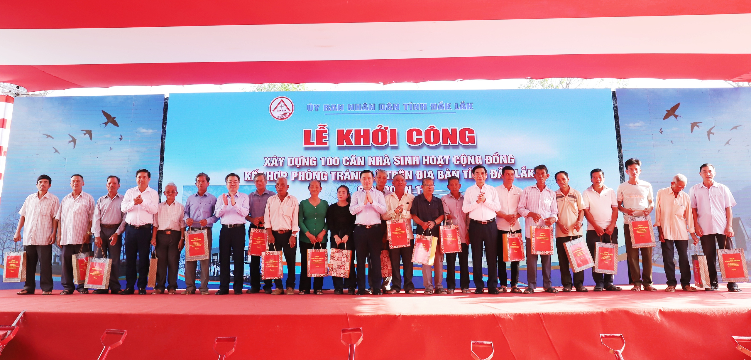 Khởi công 100 nhà cộng đồng tránh lũ tại Đắk Lắk - Ảnh 4.