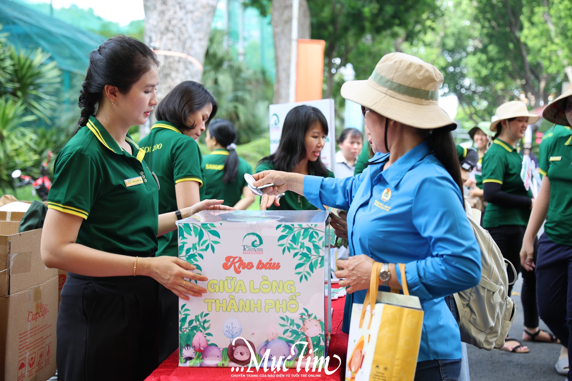 Thảo cầm viên làm “mẹ đỡ đầu” cho gia đình 6 em mèo được cứu hộ- Ảnh 1.