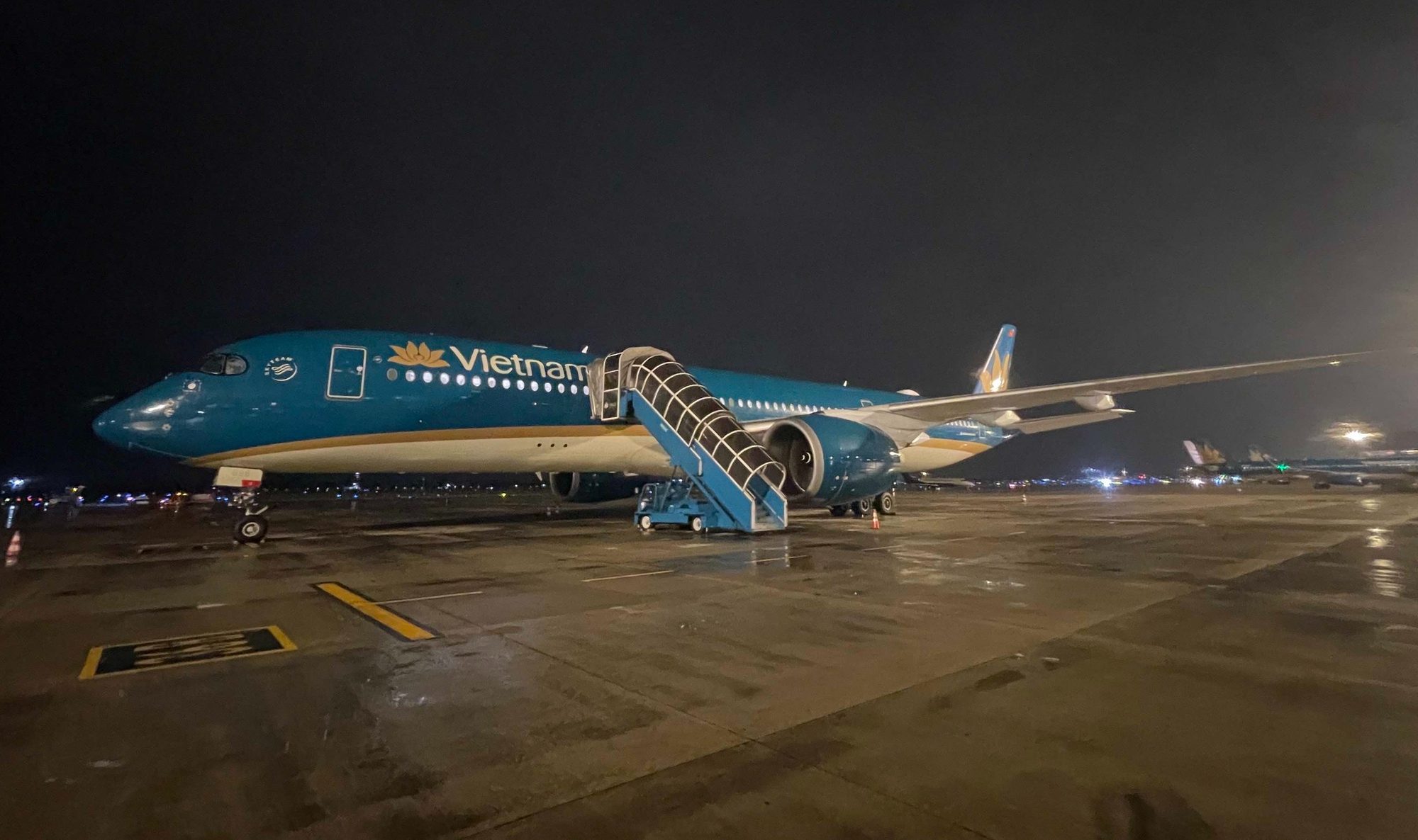 Máy bay Vietnam Airlines chở đoàn cứu nạn sang hỗ trợ Venezuela - Ảnh 1.