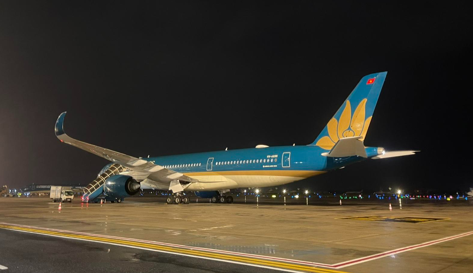 Máy bay Vietnam Airlines chở đoàn cứu nạn sang hỗ trợ Venezuela - Ảnh 3.