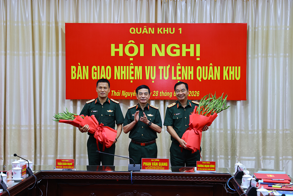 Trung tướng Trương Mạnh Dũng bàn giao Tư lệnh Quân khu 1 cho Thiếu tướng Trần Xuân Mạnh - Ảnh 1.