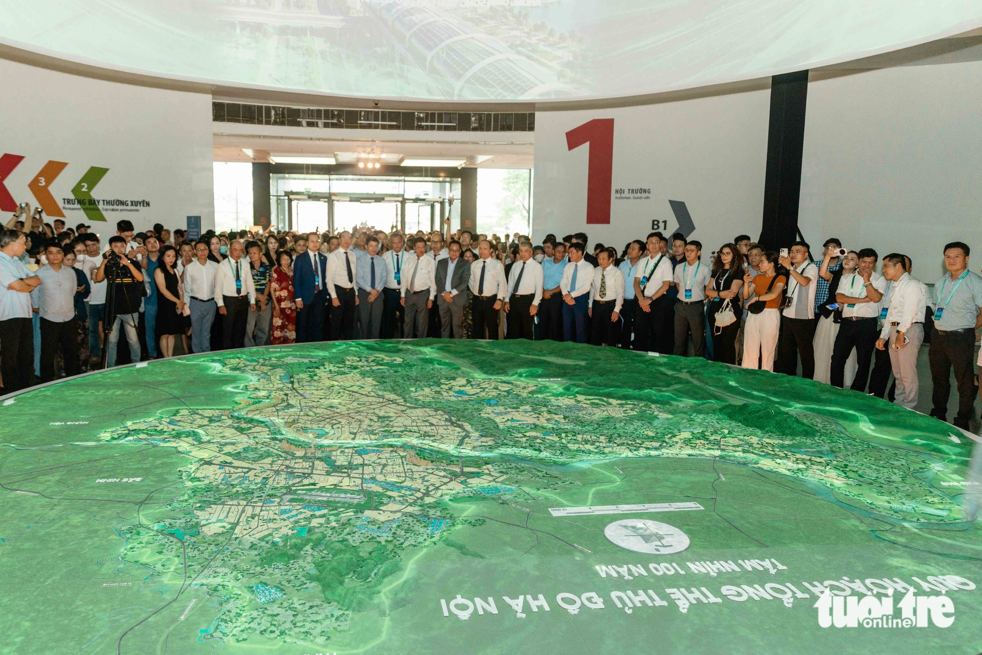 Hàng ngàn người dân đổ về Bảo tàng Hà Nội, xếp hàng xem bản quy hoạch thủ đô tầm nhìn 100 năm - Ảnh 2.