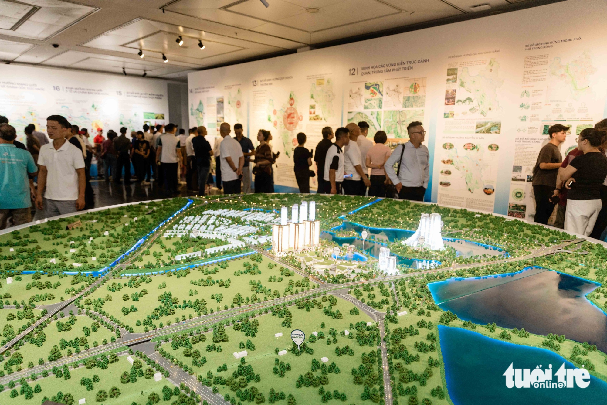 Hàng ngàn người dân đổ về Bảo tàng Hà Nội, xếp hàng xem bản quy hoạch thủ đô tầm nhìn 100 năm - Ảnh 7.