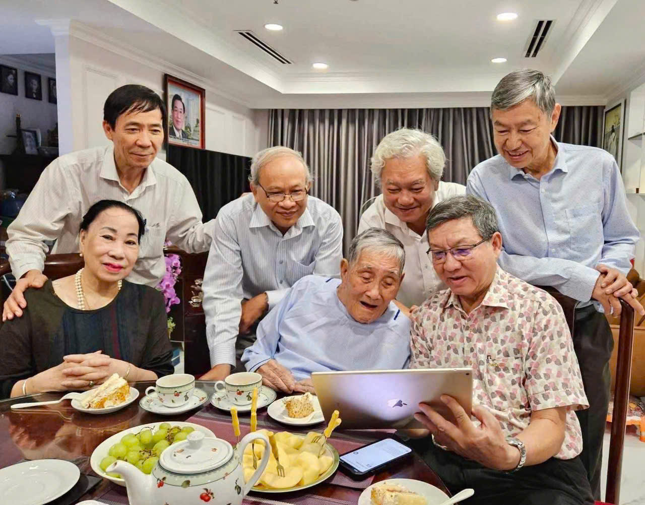 Linh cữu GS Nguyễn Đình Hối được đưa qua Bệnh viện Đại học Y Dược TP . HCM - Ảnh 1.