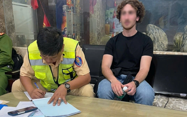 Foreign man charged after violent disturbance at coffee shop in Da Nang - Ảnh 1.