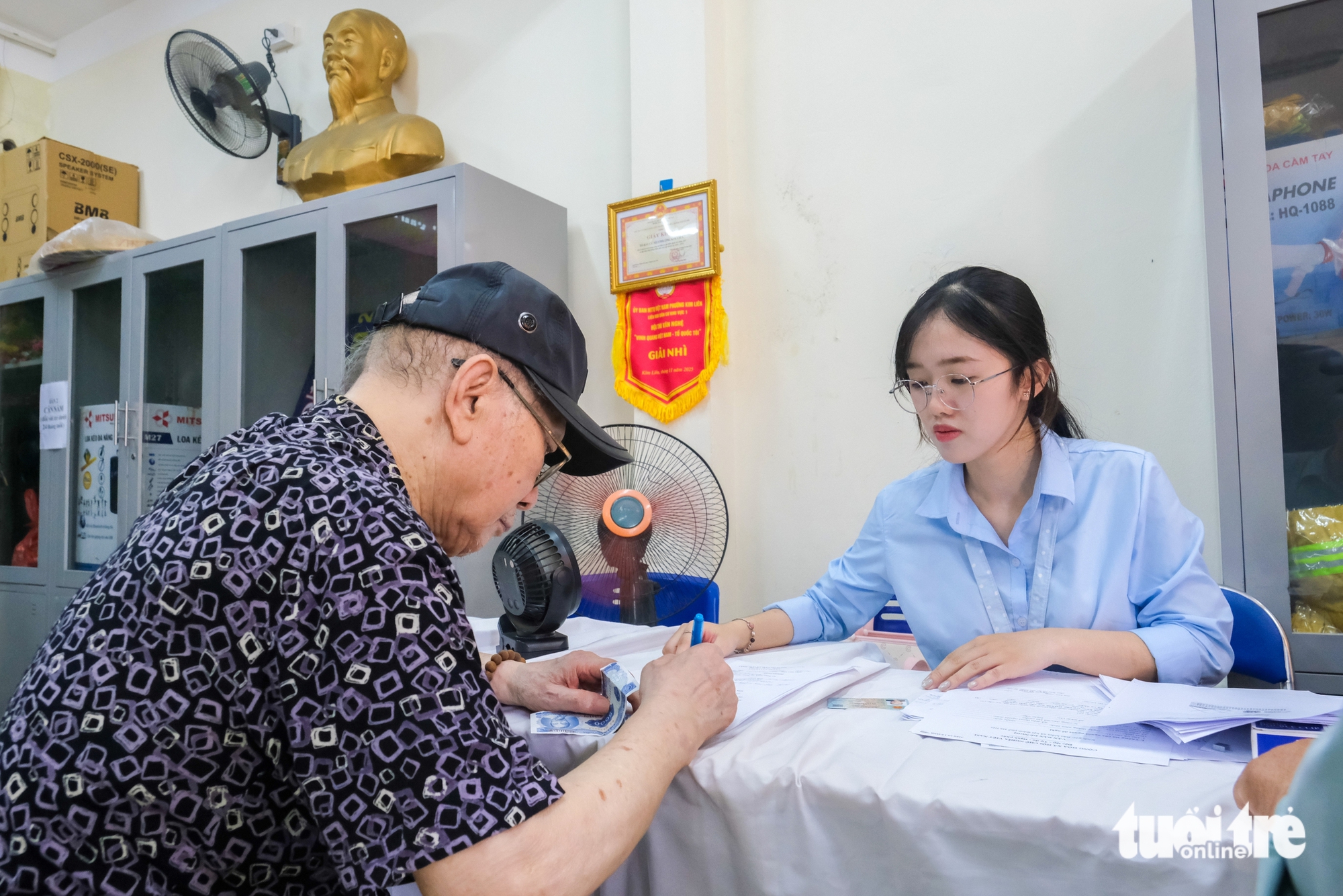 Ủy quyền nhận lương hưu mỗi năm làm lại một lần, người già mong nới thời hạn - Ảnh 1. lương hưu - Ảnh 1.