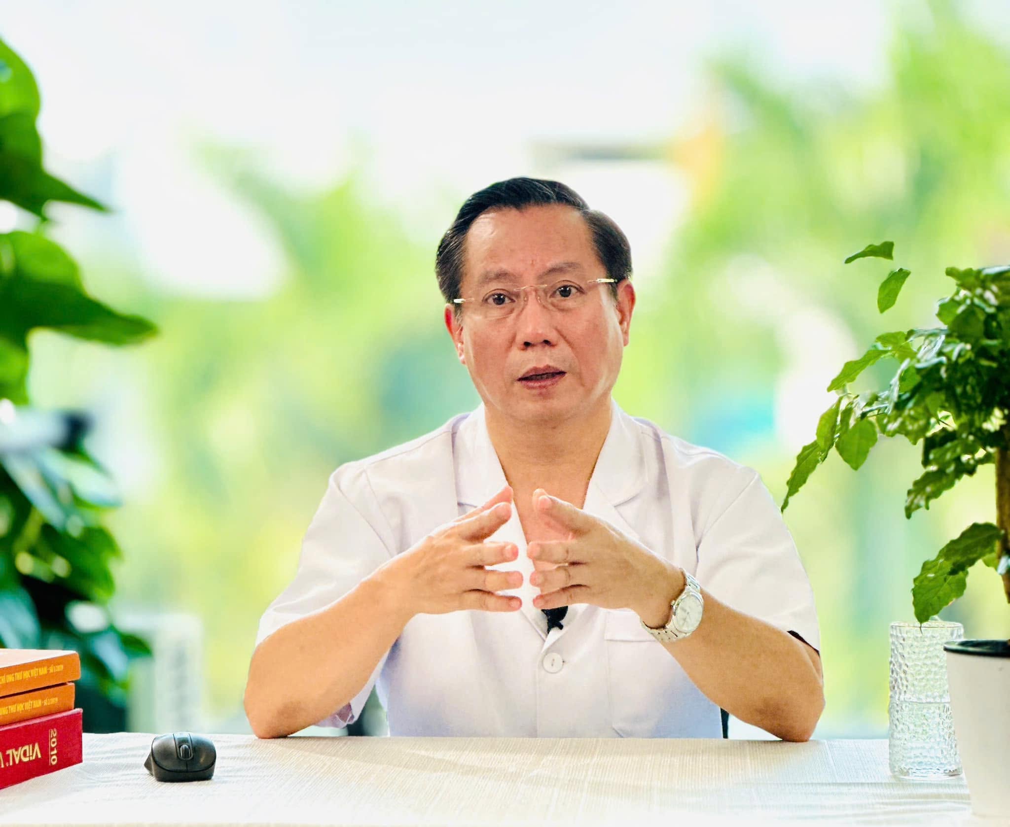 Chuyện bác sĩ thời đại số: Từ bàn mổ bước ra mạng xã hội - Ảnh 1.
