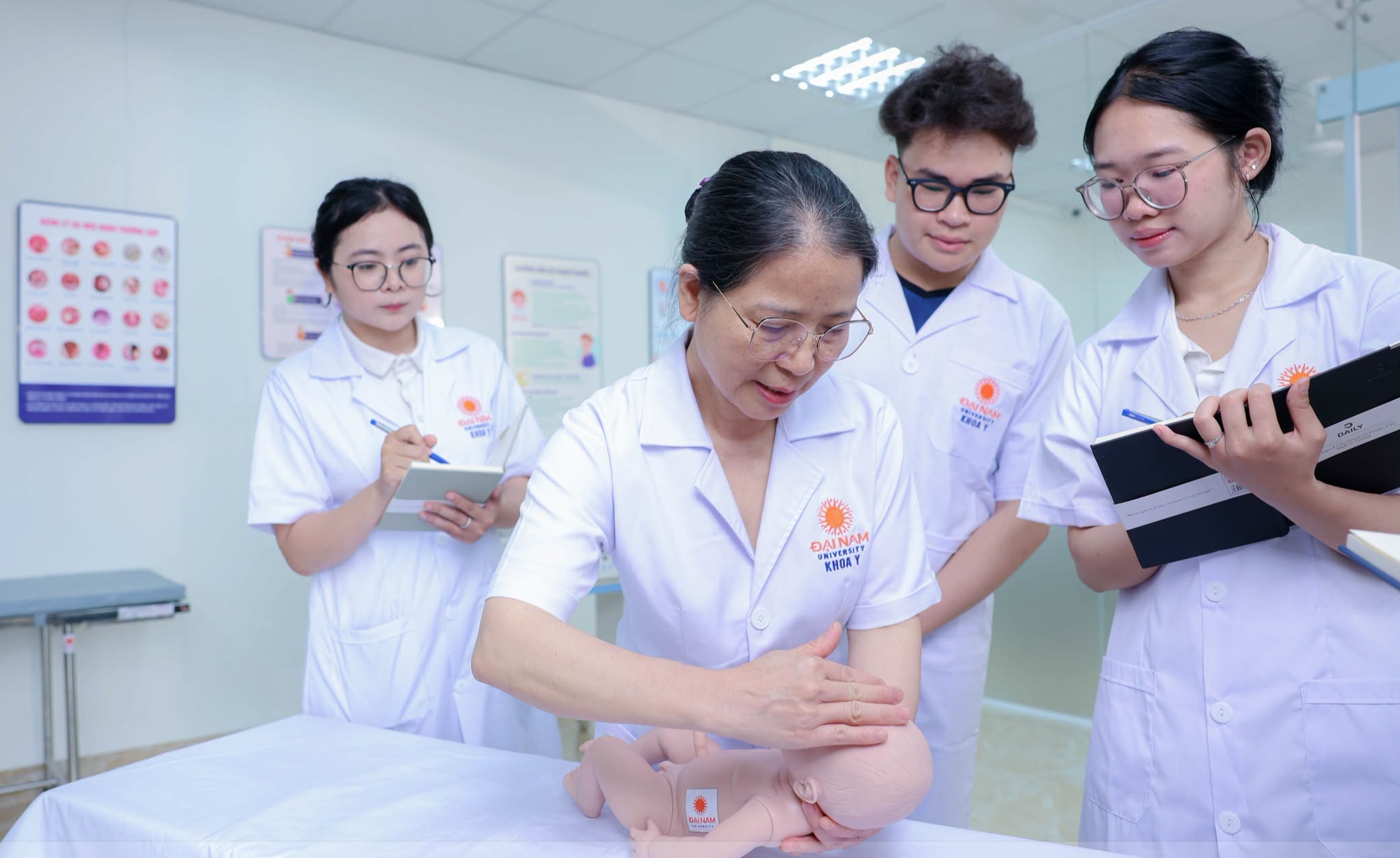 Điểm sàn đào tạo y khoa, giáo viên tăng mạnh - Ảnh 1.