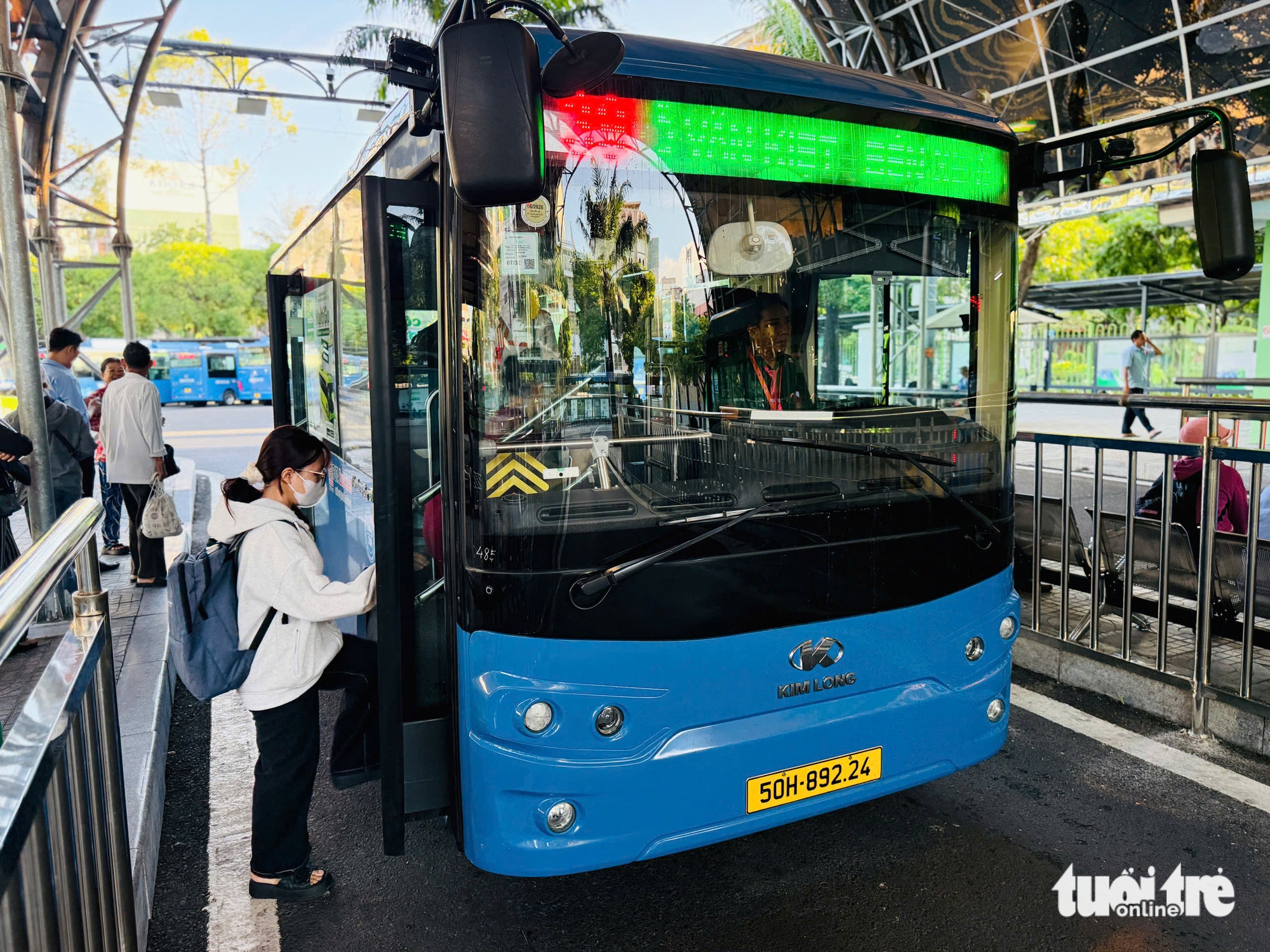 Xe buýt TP.HCM miễn phí từ hôm nay: 'Tiết kiệm được thêm mớ tiền, sướng ghê' - Ảnh 2.