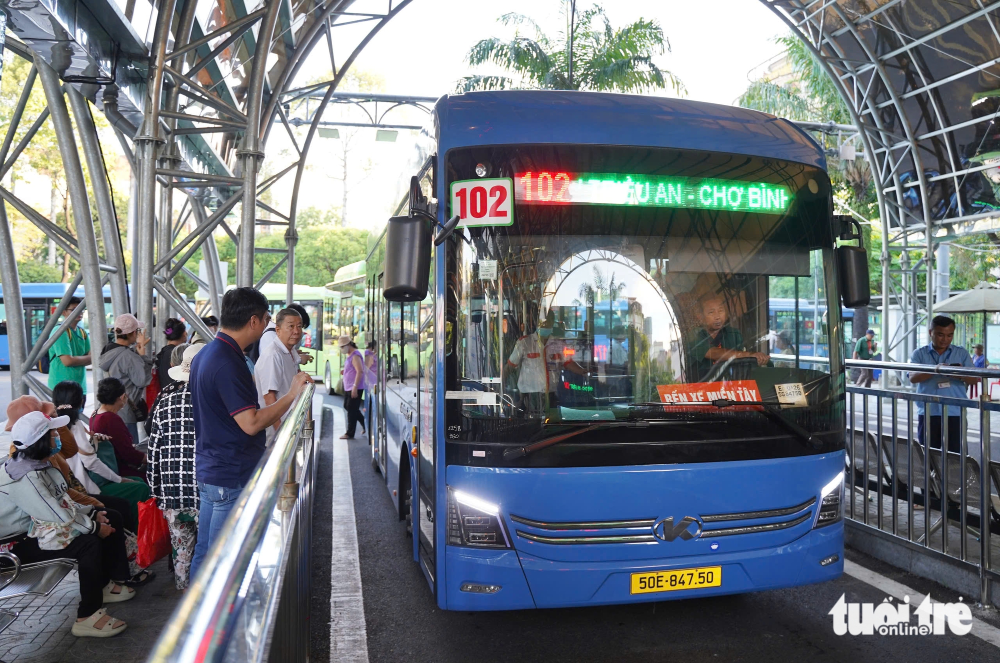 Xe buýt TP.HCM miễn phí từ hôm nay: 'Tiết kiệm được thêm mớ tiền, sướng ghê' - Ảnh 5.