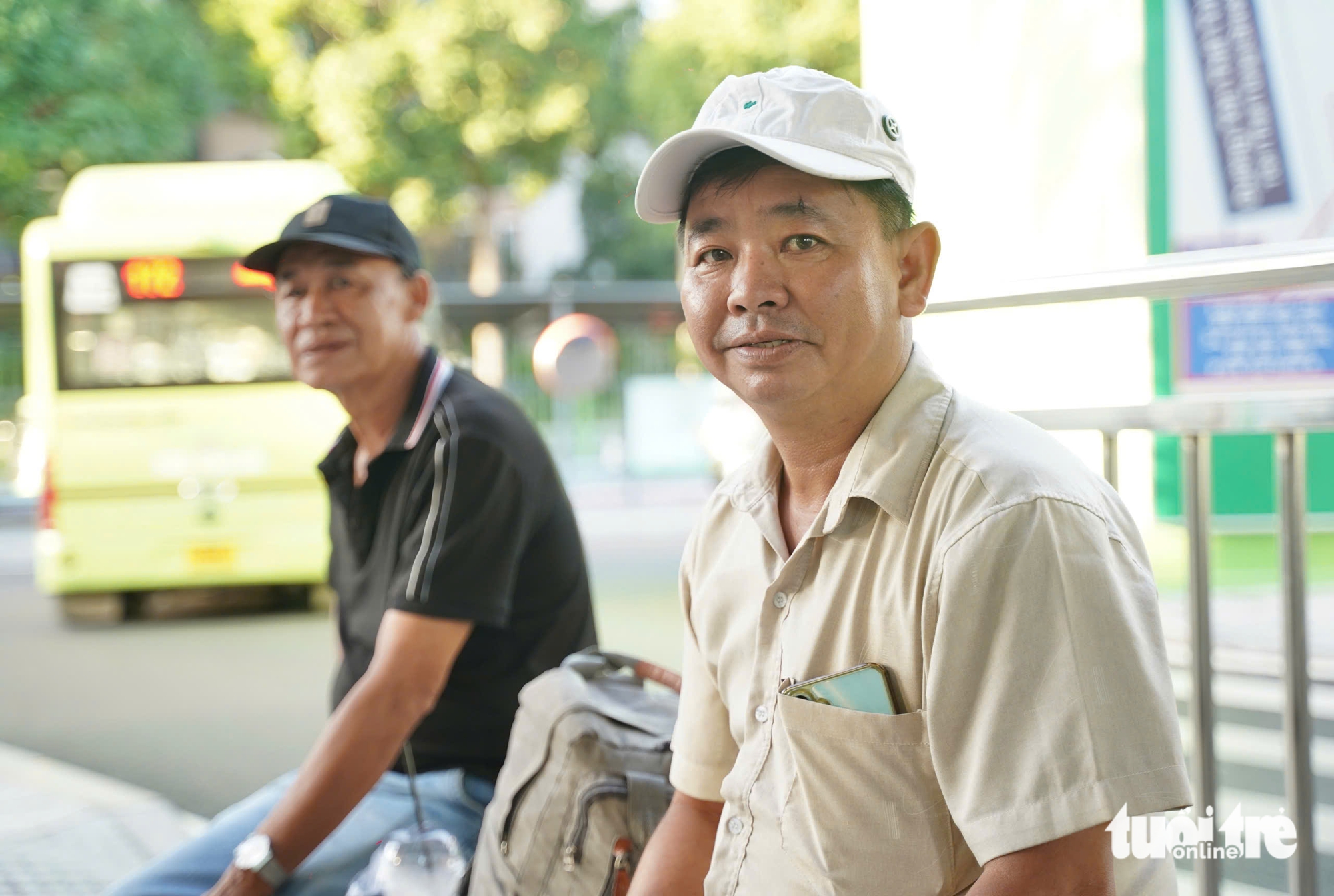 Xe buýt TP.HCM miễn phí từ hôm nay: 'Tiết kiệm được thêm mớ tiền, sướng ghê' - Ảnh 3.