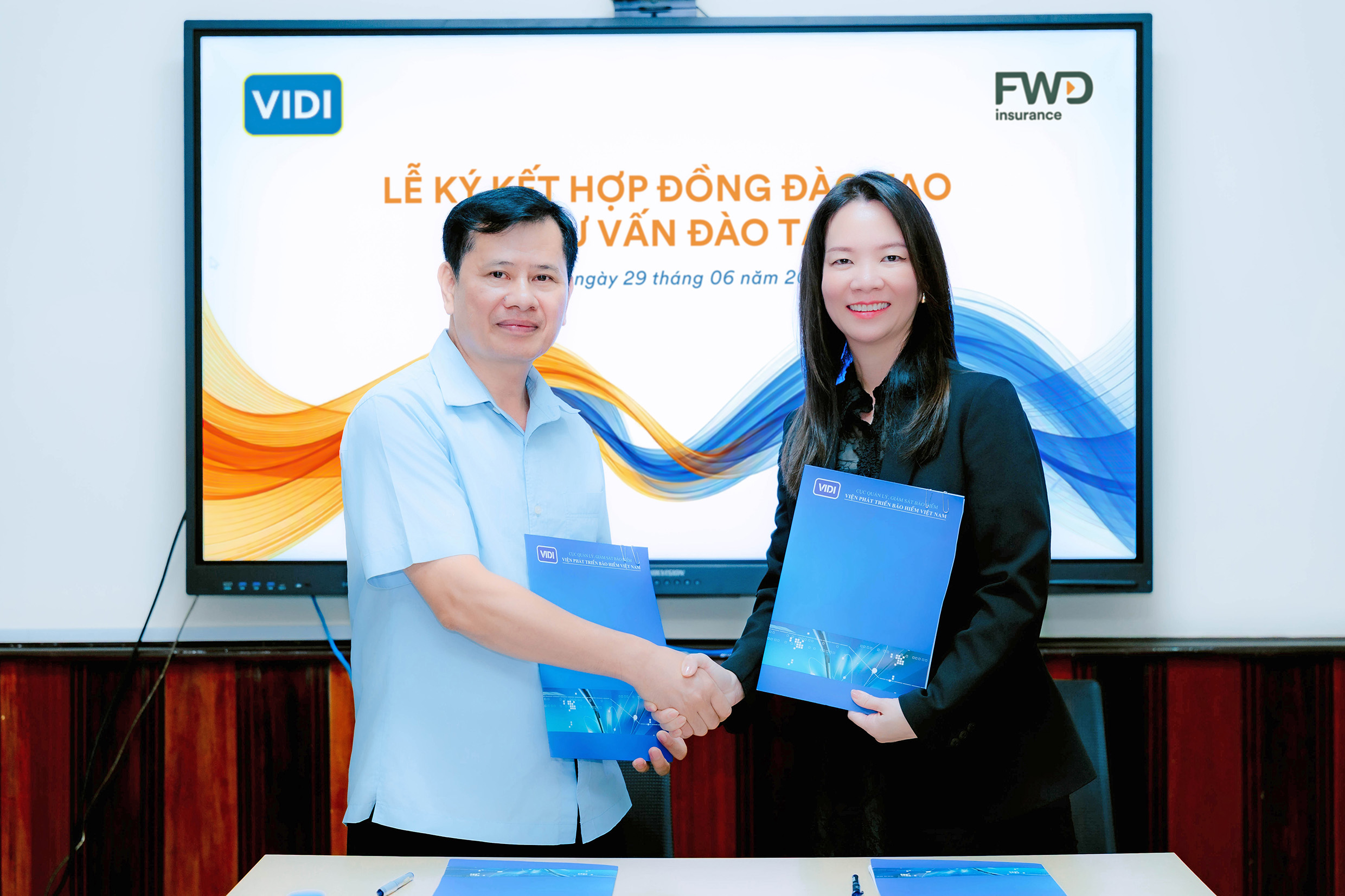 FWD hợp tác VIDI chuẩn hóa đào tạo đội ngũ tư vấn bảo hiểm - Ảnh 2.