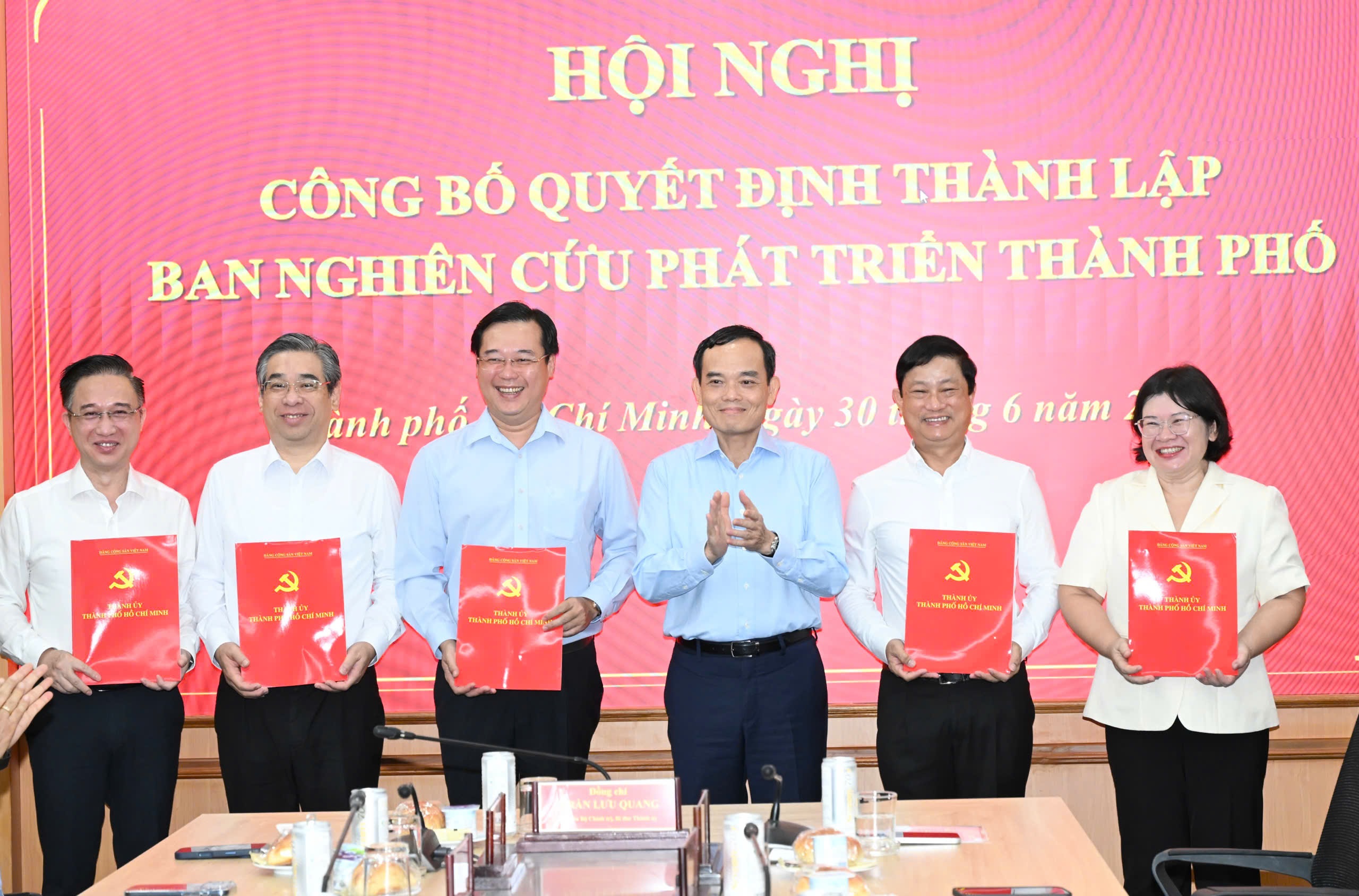 Công bố quyết định thành lập Ban Nghiên cứu phát triển TP.HCM - Ảnh 2.