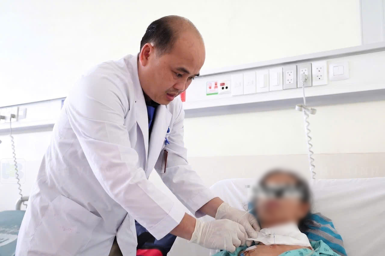 Khó thở, gần mất tiếng, cụ bà phát hiện hơn 20 hạch ung thư di căn - Ảnh 1.