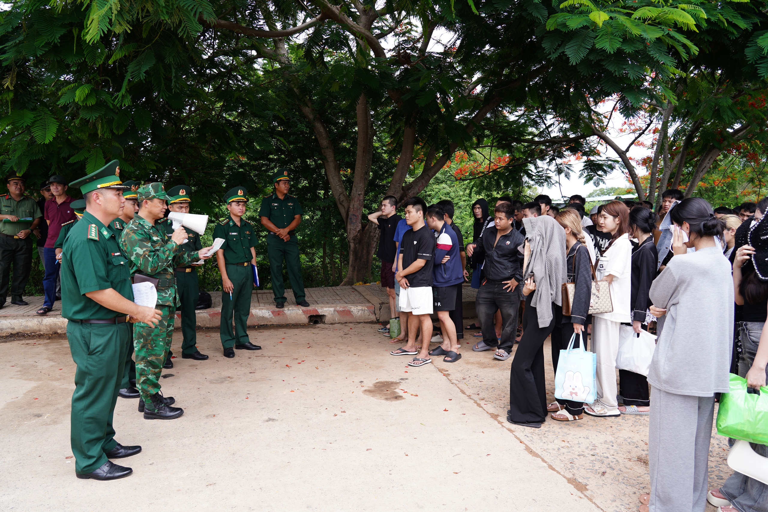An Giang tiếp nhận 180 công dân Việt Nam do Campuchia trao trả - Ảnh 1.