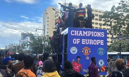 Nguyên nhân khiến CĐV Man United cầm đầu buổi diễu hành chế giễu Arsenal - Ảnh 1.