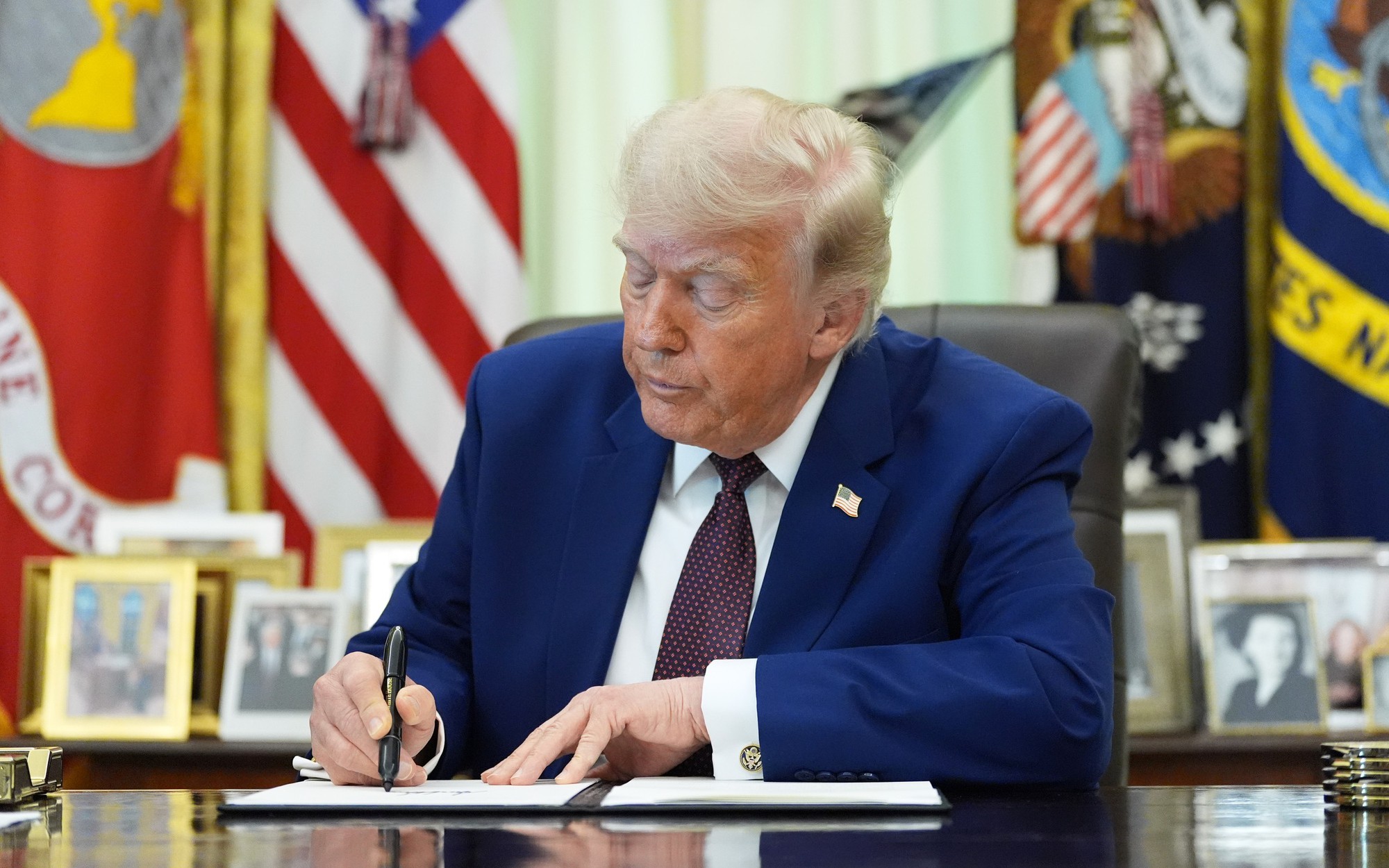 Tổng thống Trump bị nghi ngủ gật trong sự kiện của Nhà  Trắng - Ảnh 1.