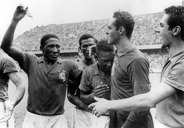 Những cầu thủ trẻ nhất từng vô địch World Cup  - Ảnh 1.
