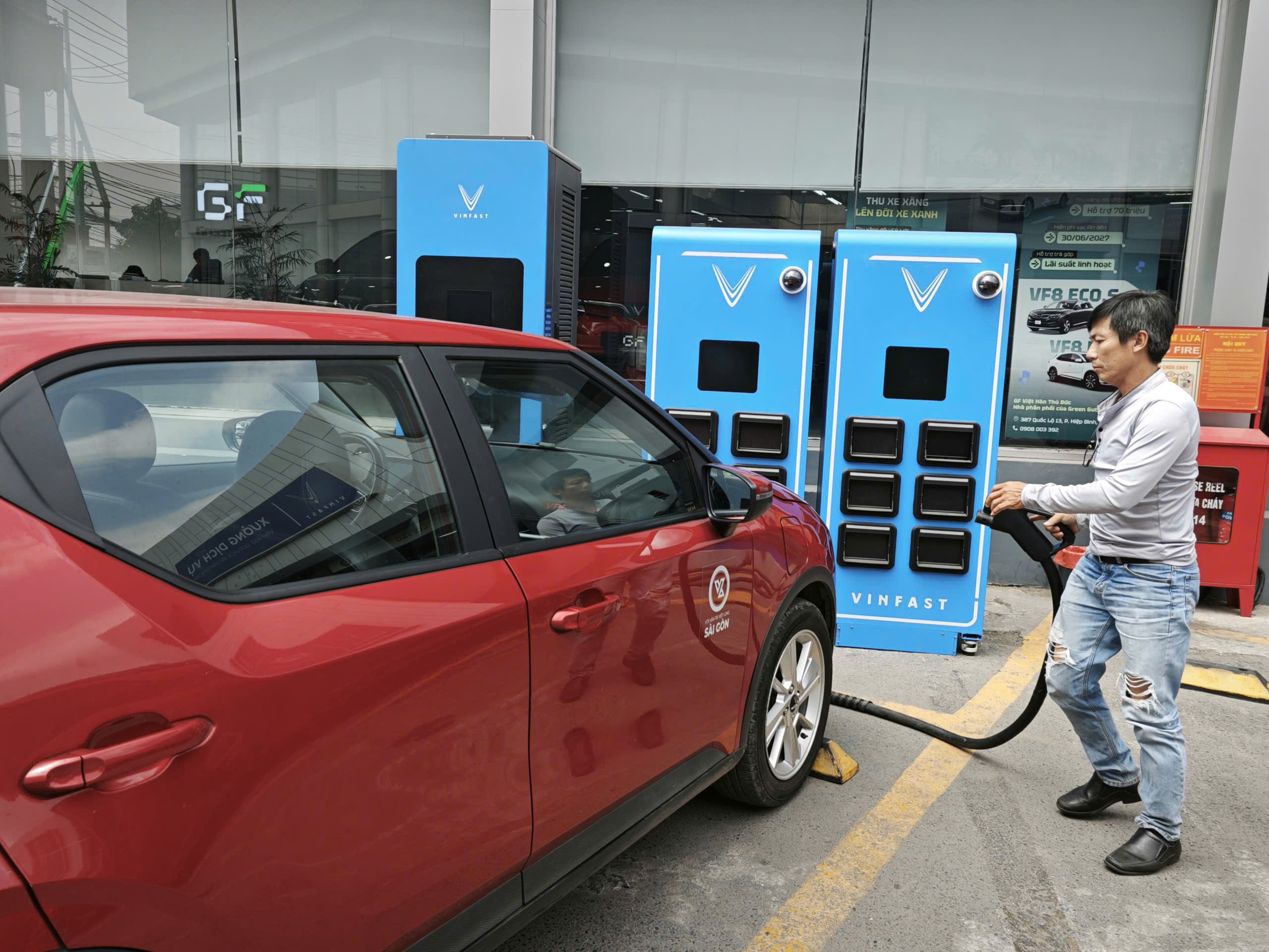 Grab tăng ô tô điện chở khách, tính mở trạm sạc dùng chung - Ảnh 2.