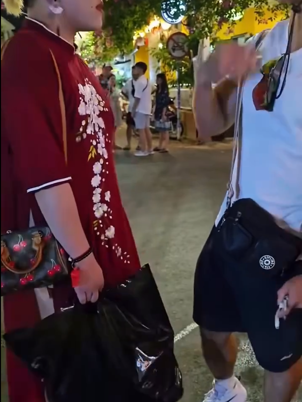 Da Nang authorities investigate female foreigner wearing traditional 'ao dai' paired with bikini in Hoi An - Ảnh 1.