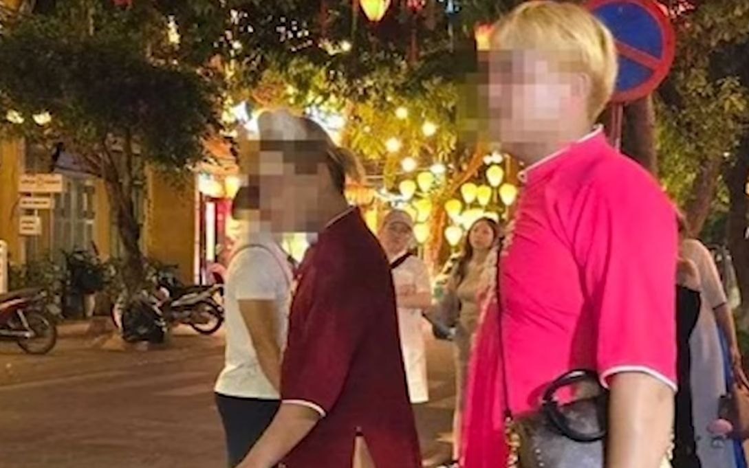 Foreign tourist asked to leave iconic Cau Pagoda in Hoi An over revealing outfit- Ảnh 1.