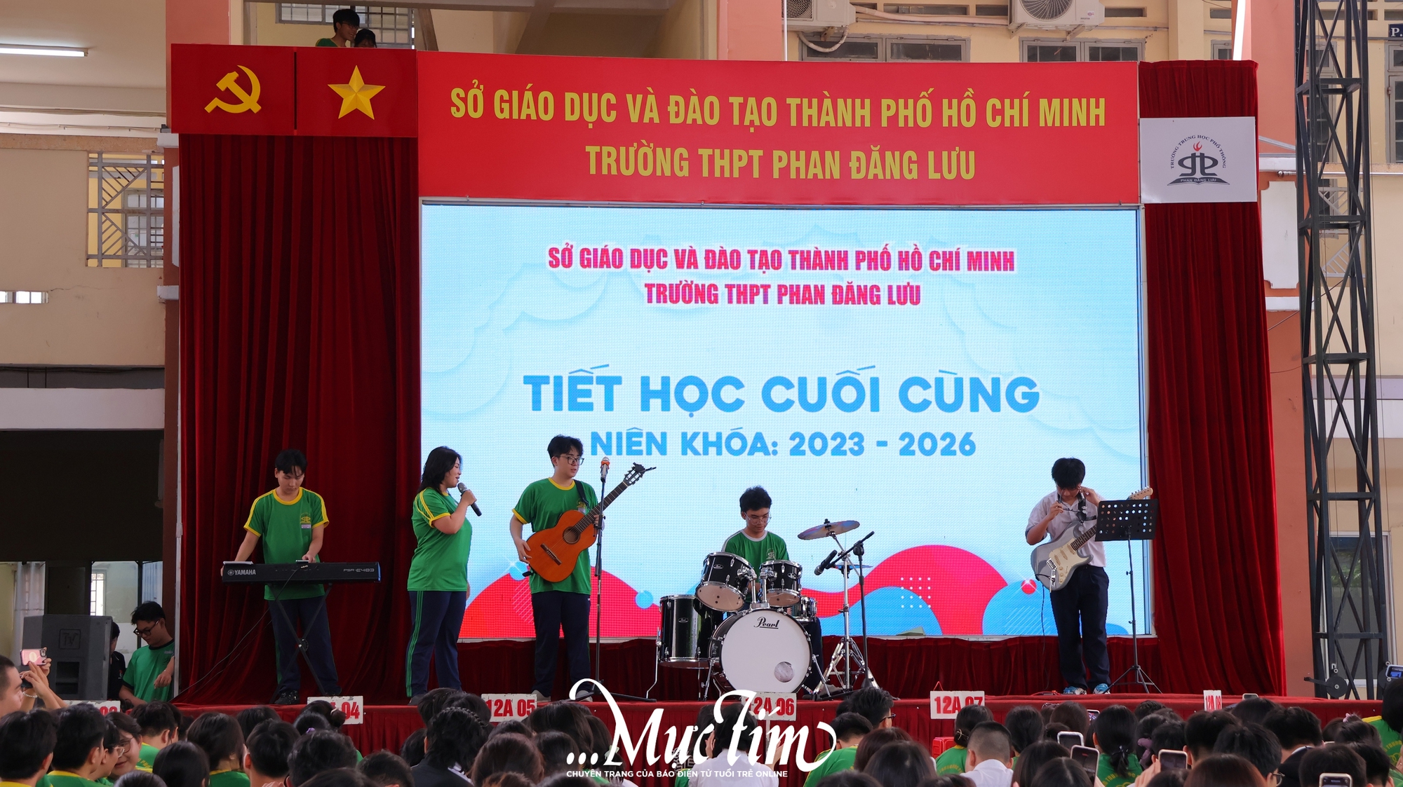 Hiệu trưởng Trường THPT Phan Đăng Lưu gửi tặng '2 không 8 có' dành cho học trò 2k8 trong tiết học cuối cùng - Ảnh 1.