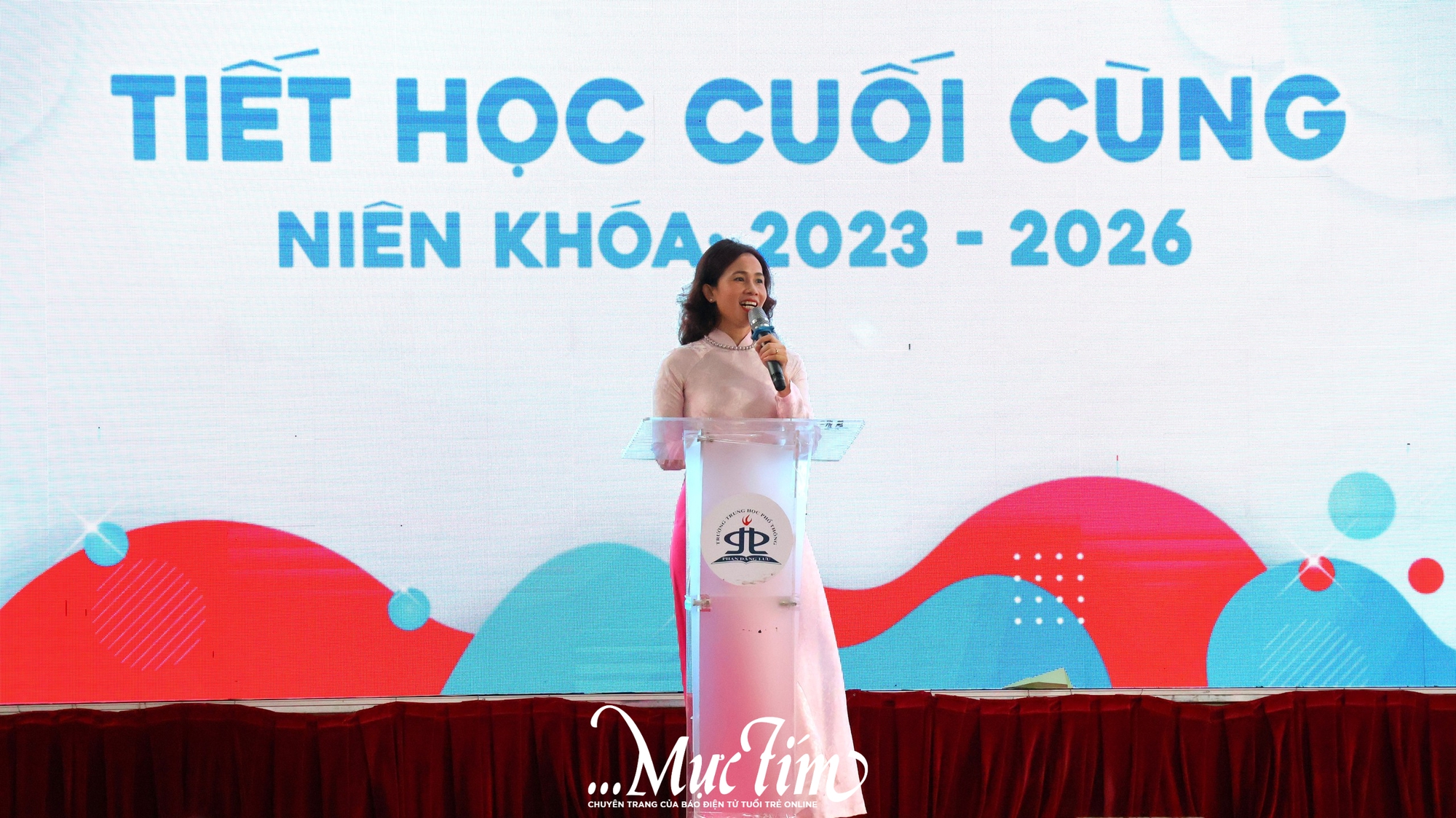 Hiệu trưởng Trường THPT Phan Đăng Lưu gửi tặng '2 không 8 có' dành cho học trò 2k8 trong tiết học cuối cùng - Ảnh 2.