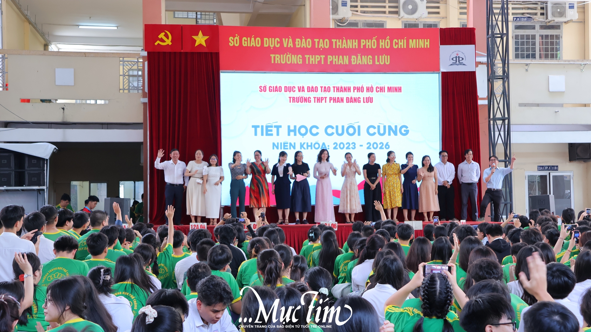 Hiệu trưởng Trường THPT Phan Đăng Lưu gửi tặng '2 không 8 có' dành cho học trò 2k8 trong tiết học cuối cùng - Ảnh 4.