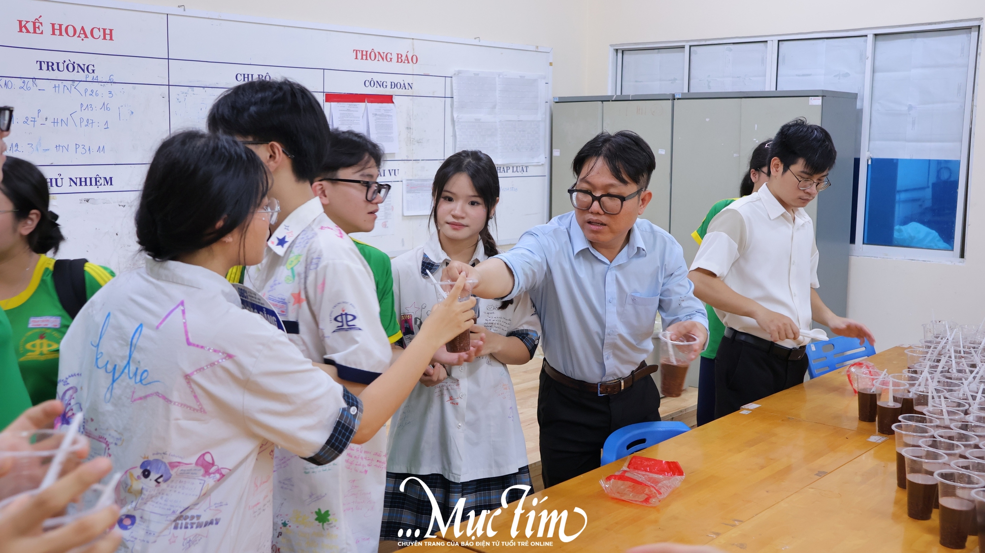 Hiệu trưởng Trường THPT Phan Đăng Lưu gửi tặng '2 không 8 có' dành cho học trò 2k8 trong tiết học cuối cùng - Ảnh 7.