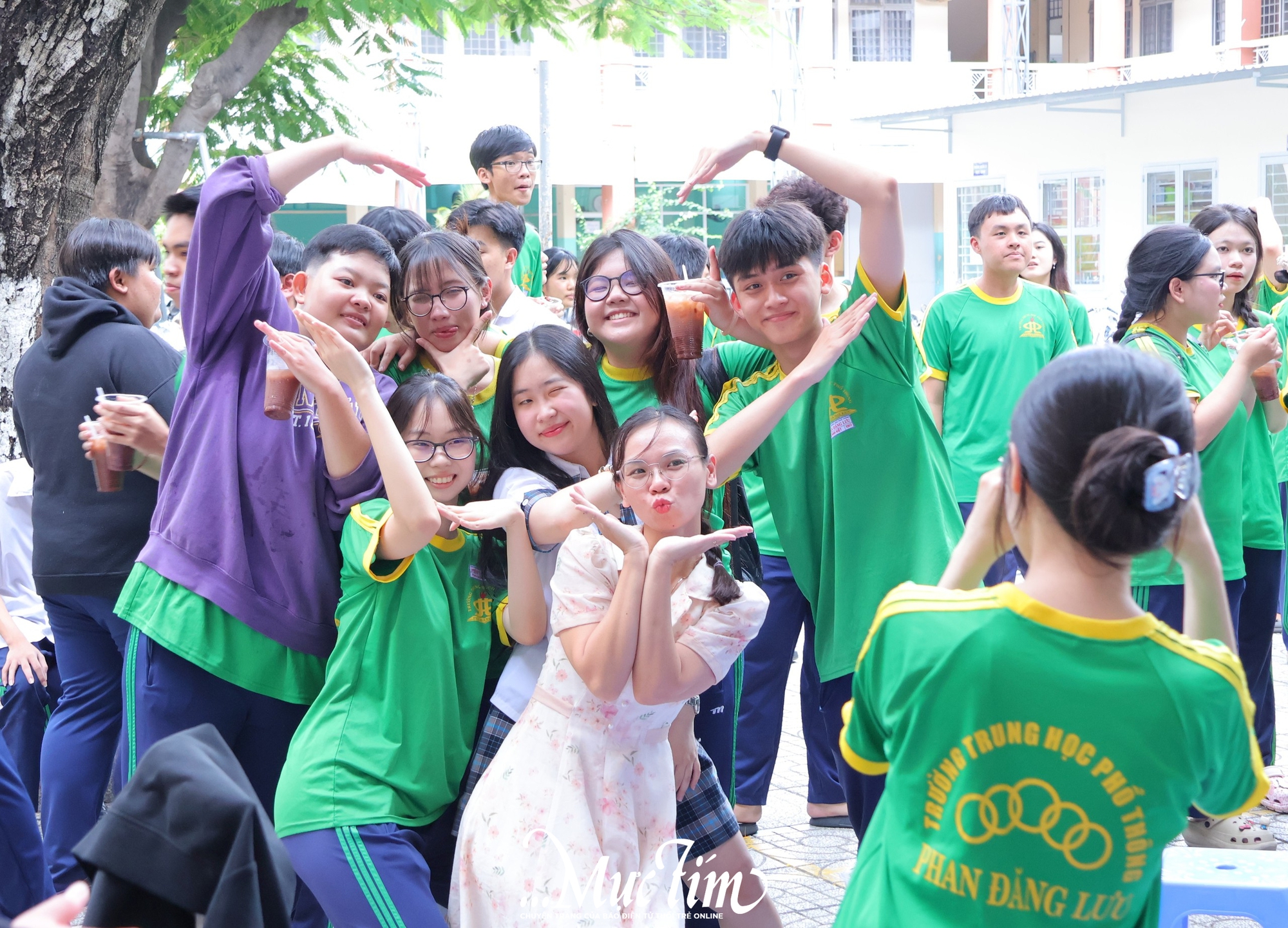 Hiệu trưởng Trường THPT Phan Đăng Lưu gửi tặng '2 không 8 có' dành cho học trò 2k8 trong tiết học cuối cùng - Ảnh 12.