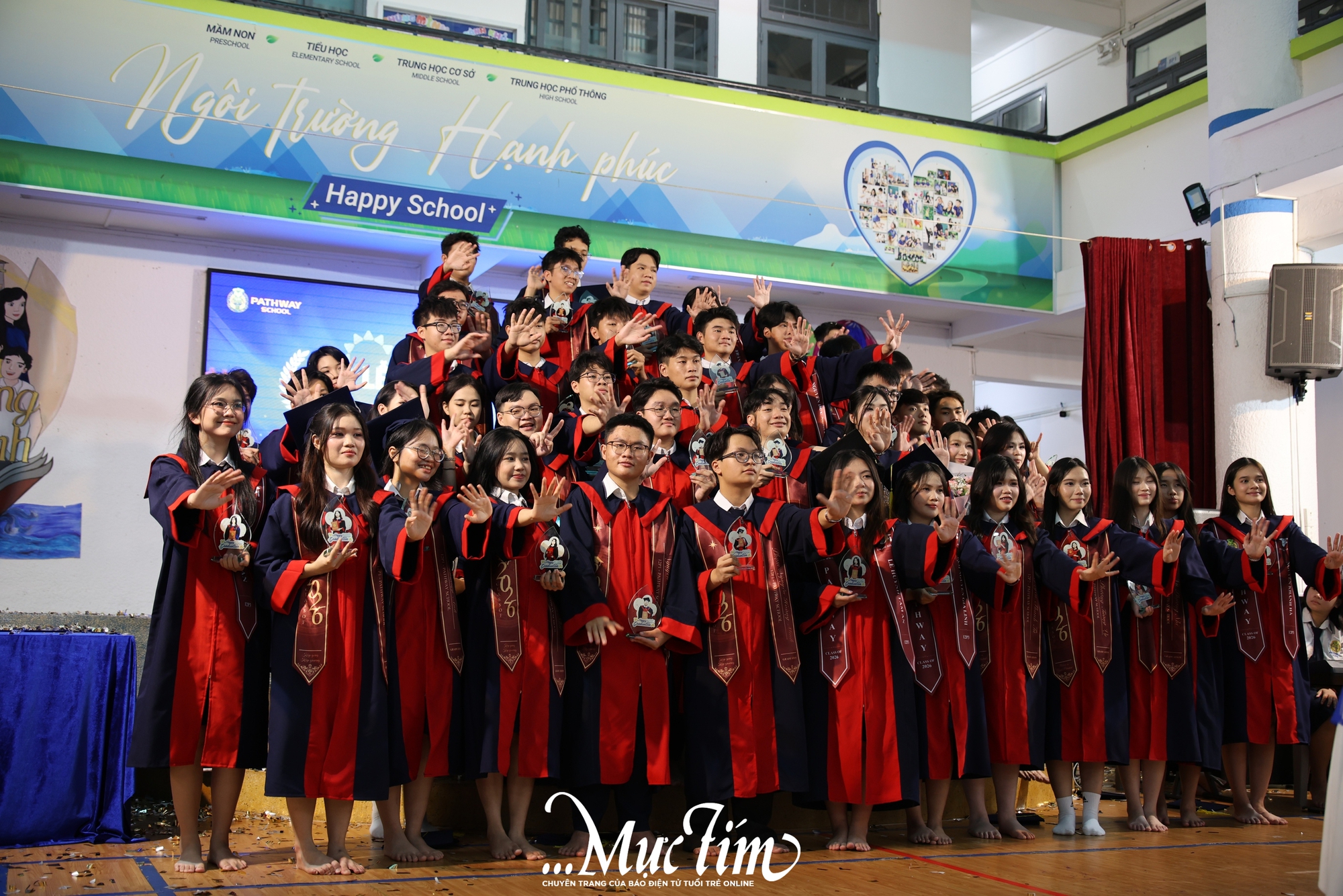 Thầy cô Pathway School thắp lên ngọn nến trưởng thành cho học sinh lớp 12- Ảnh 1.