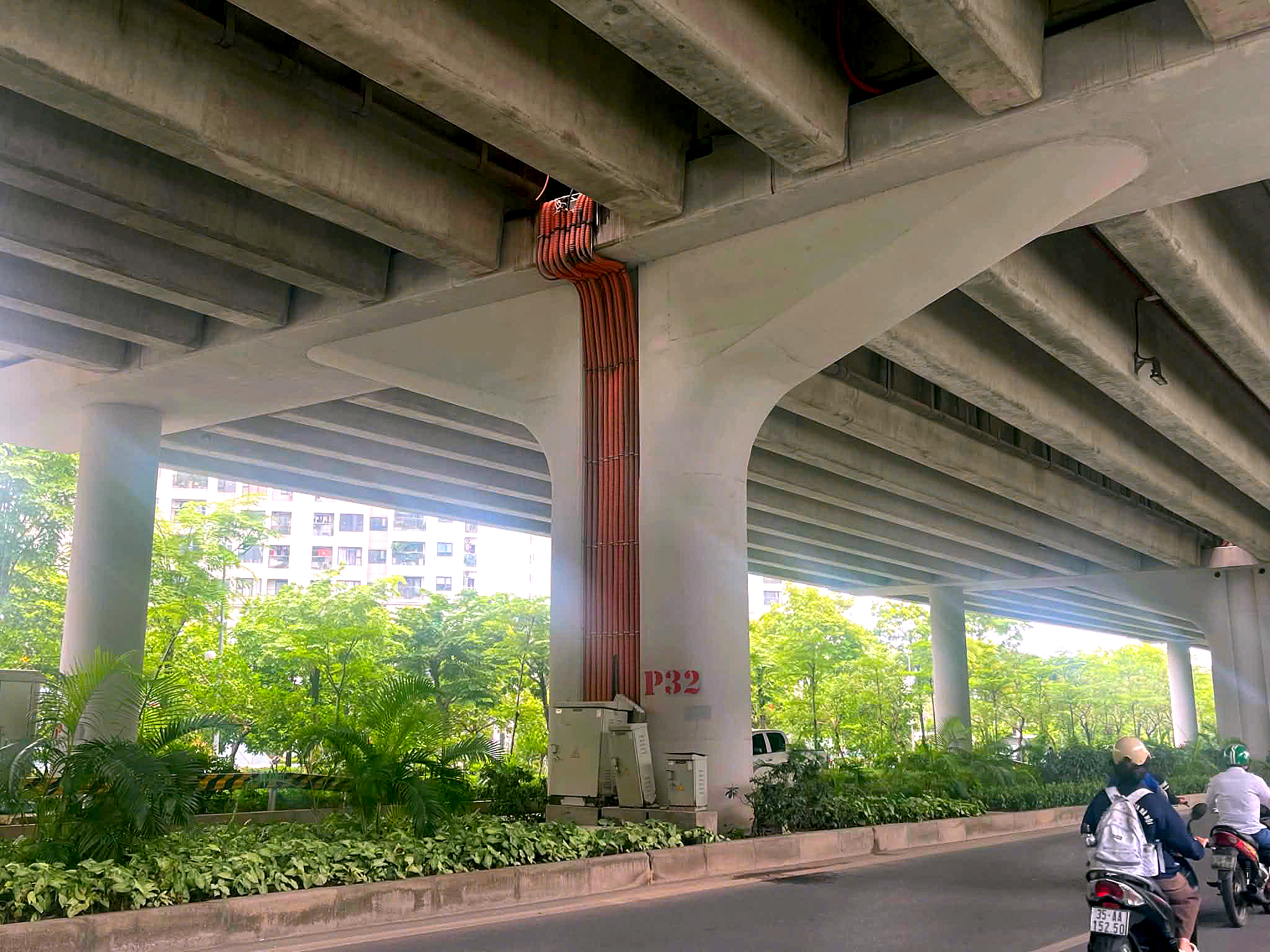 Gối cầu đường vành đai 3 trên cao bị biến dạng, xô lệch, phải dùng gỗ chèn tạm - Ảnh 1.
