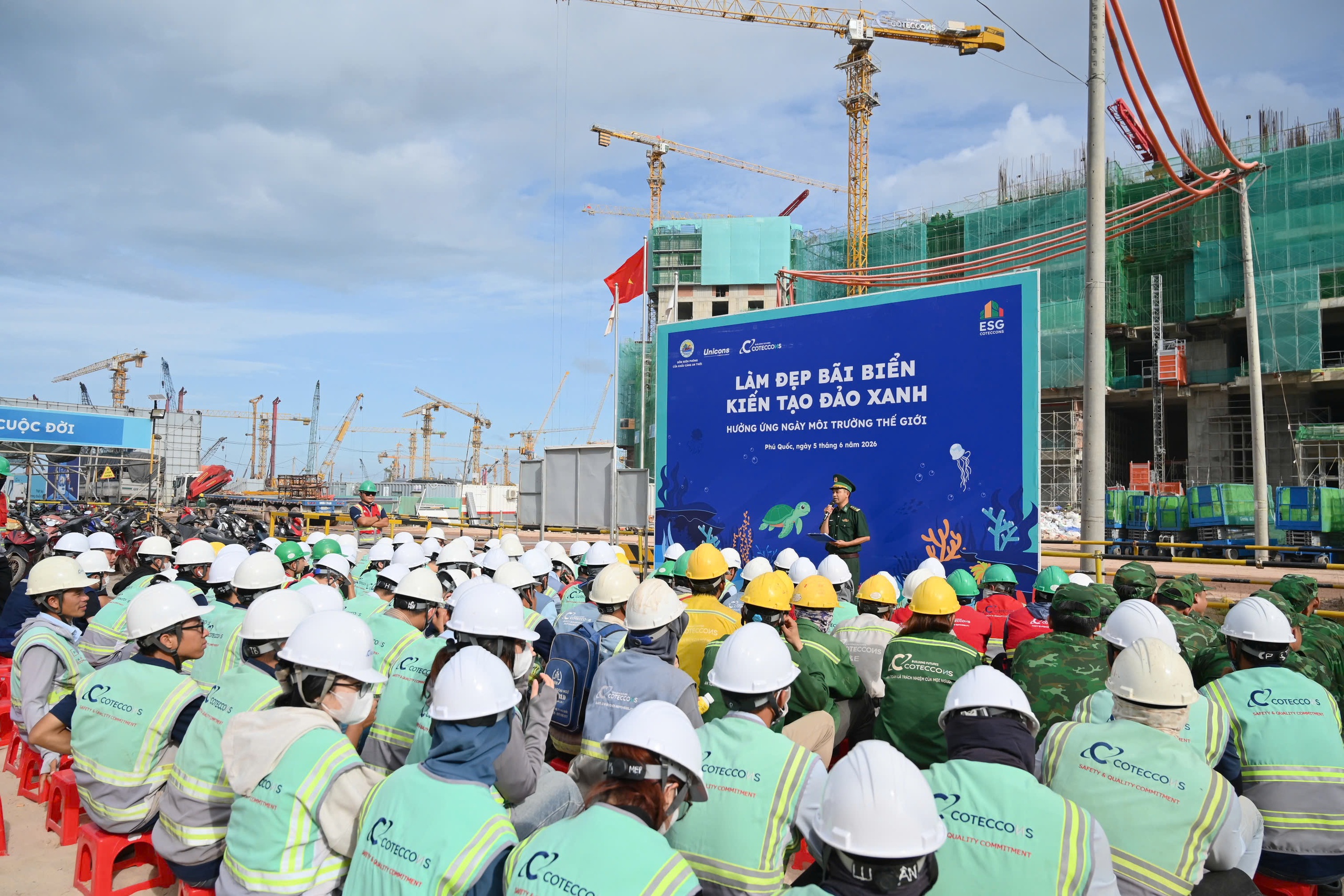Hơn 100 kỹ sư, công nhân và lực lượng biên phòng thu gom rác tại các dự án đón APEC 2027 ở Phú Quốc - Ảnh 1.