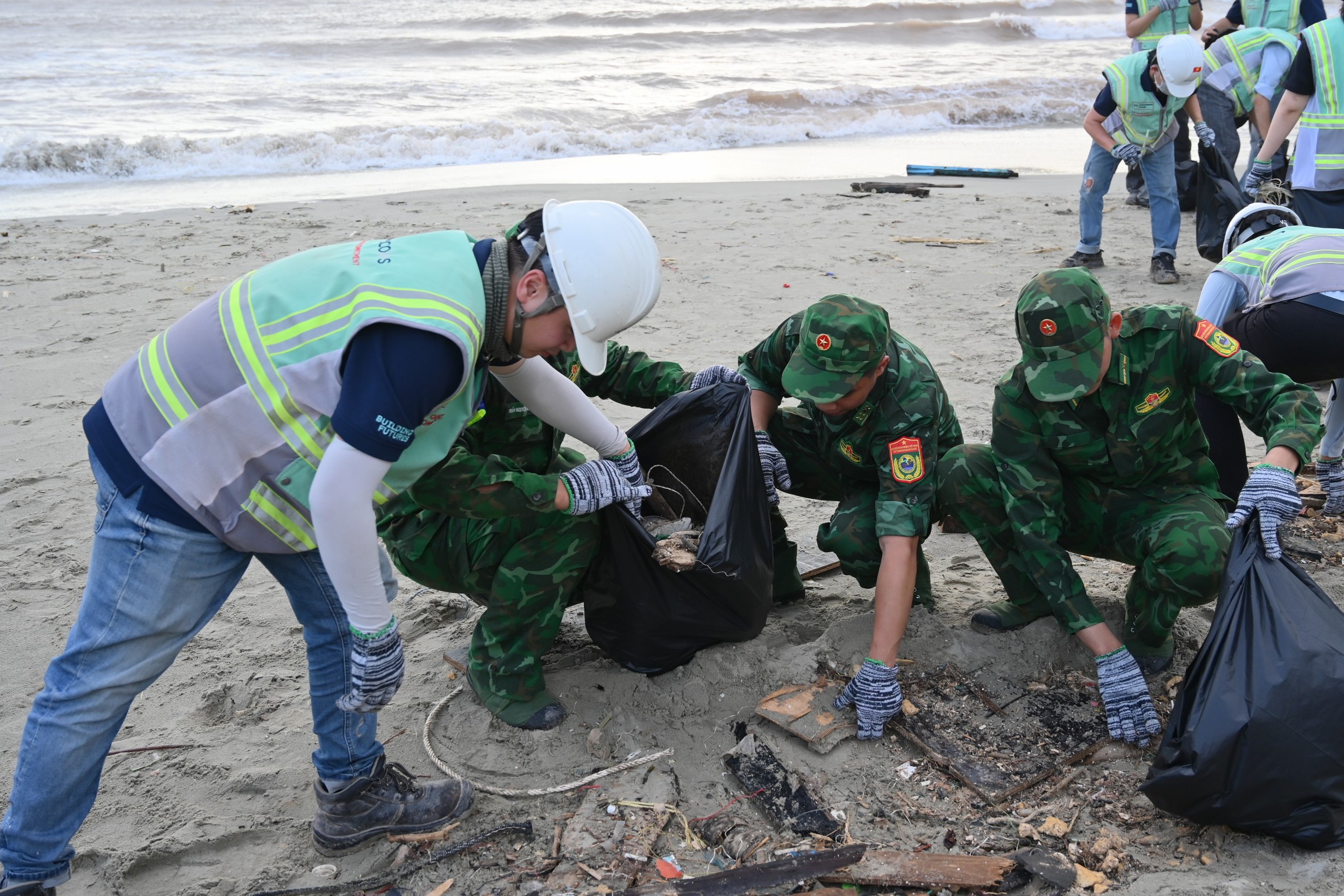 Hơn 100 kỹ sư, công nhân và lực lượng biên phòng thu gom rác tại các dự án đón APEC 2027 ở Phú Quốc - Ảnh 2.