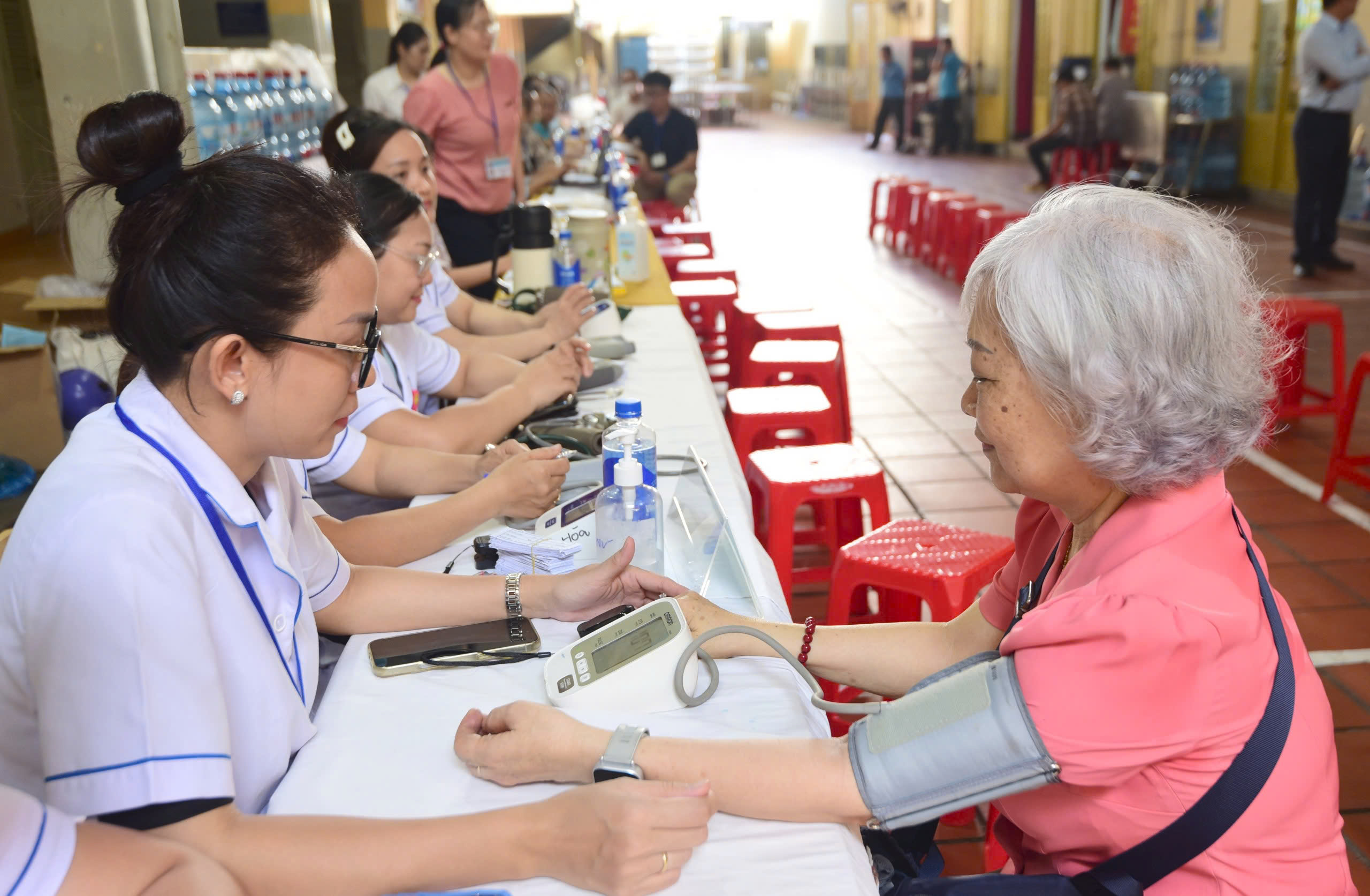 Bình Phú có nhà sinh hoạt cộng đồng người cao tuổi, Xuân Hòa khám sức khỏe miễn phí cho người dân - Ảnh 6.