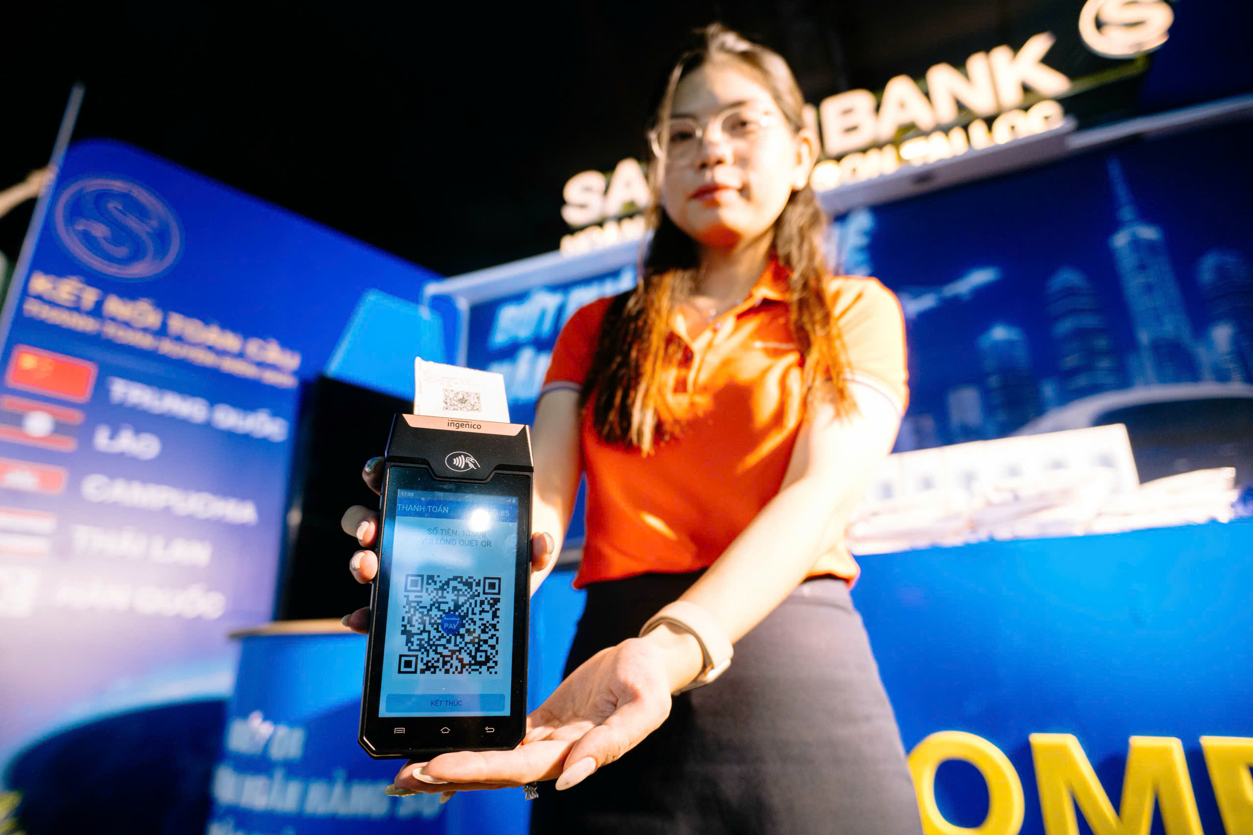 Du khách hào hứng trải nghiệm thanh toán xuyên biên giới tại gian hàng Sacombank - Ảnh 2.