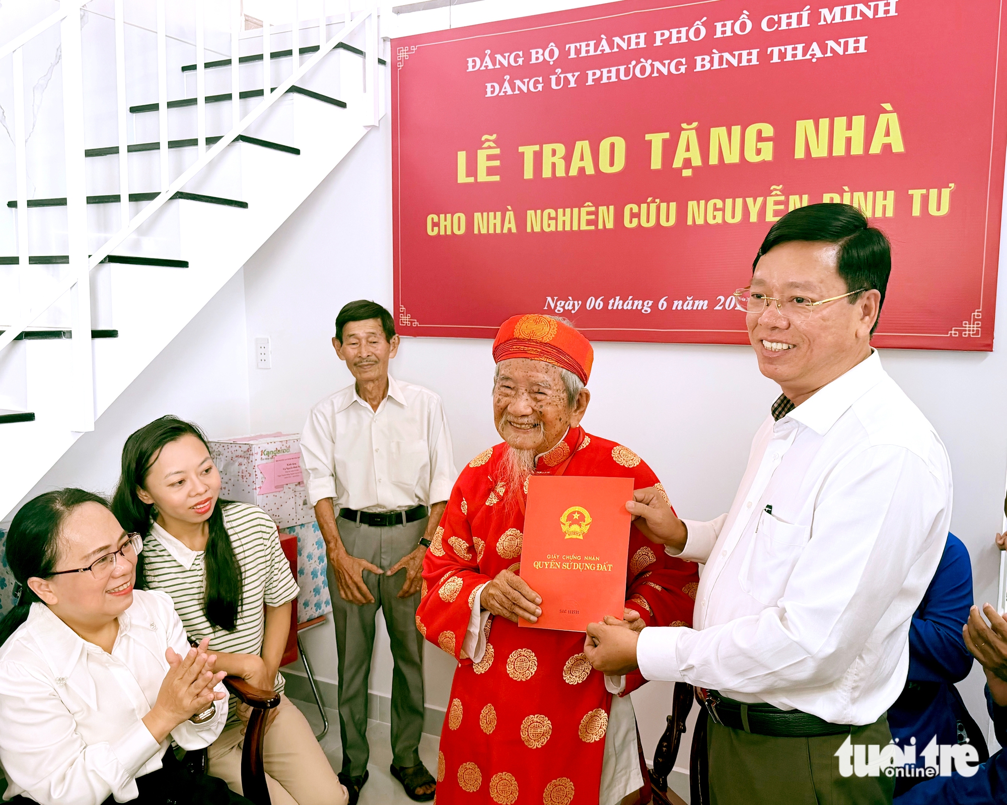 Nhà nghiên cứu Nguyễn Đình Tư nhận căn hộ mới ở tuổi 106 - Ảnh 1.