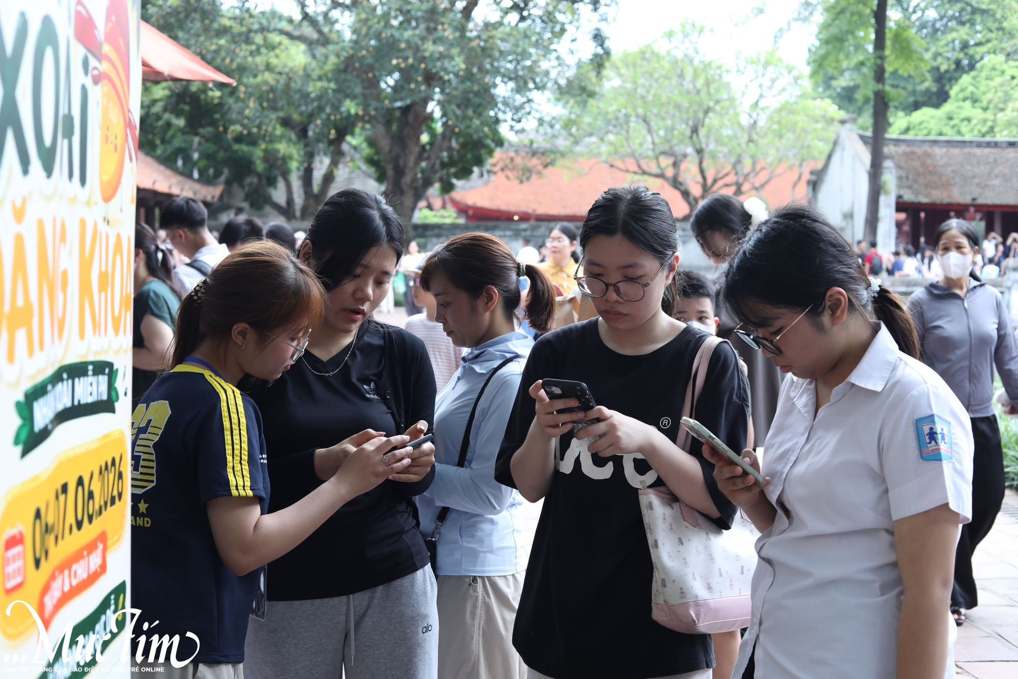 Sĩ tử Hà Nội xếp hàng nhận xoài tại Văn Miếu - Quốc Tử Giám- Ảnh 1.