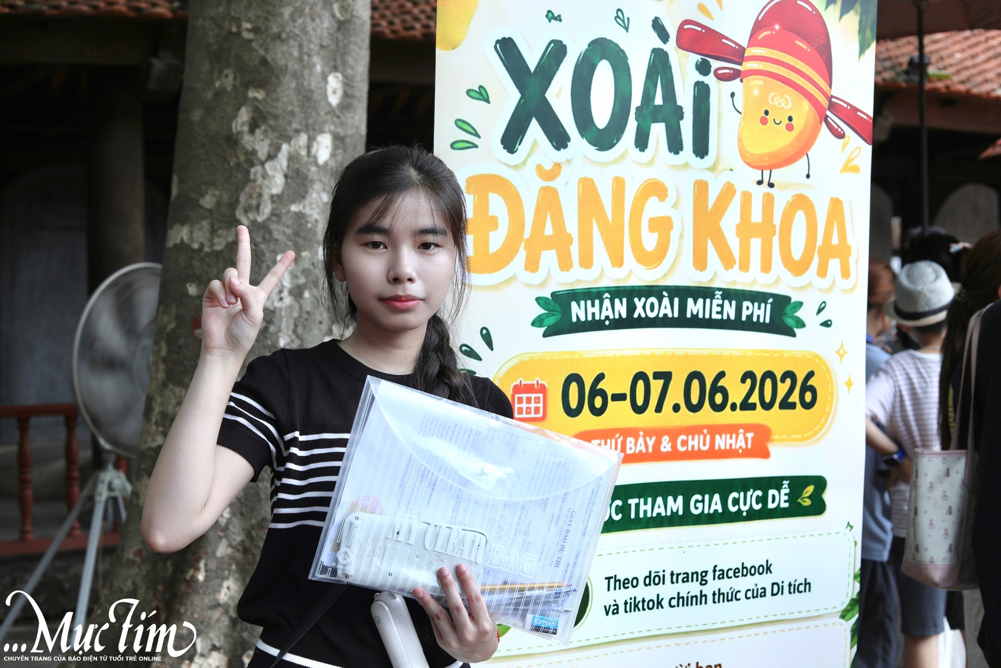 Sĩ tử Hà Nội xếp hàng nhận xoài tại Văn Miếu - Quốc Tử Giám- Ảnh 3.