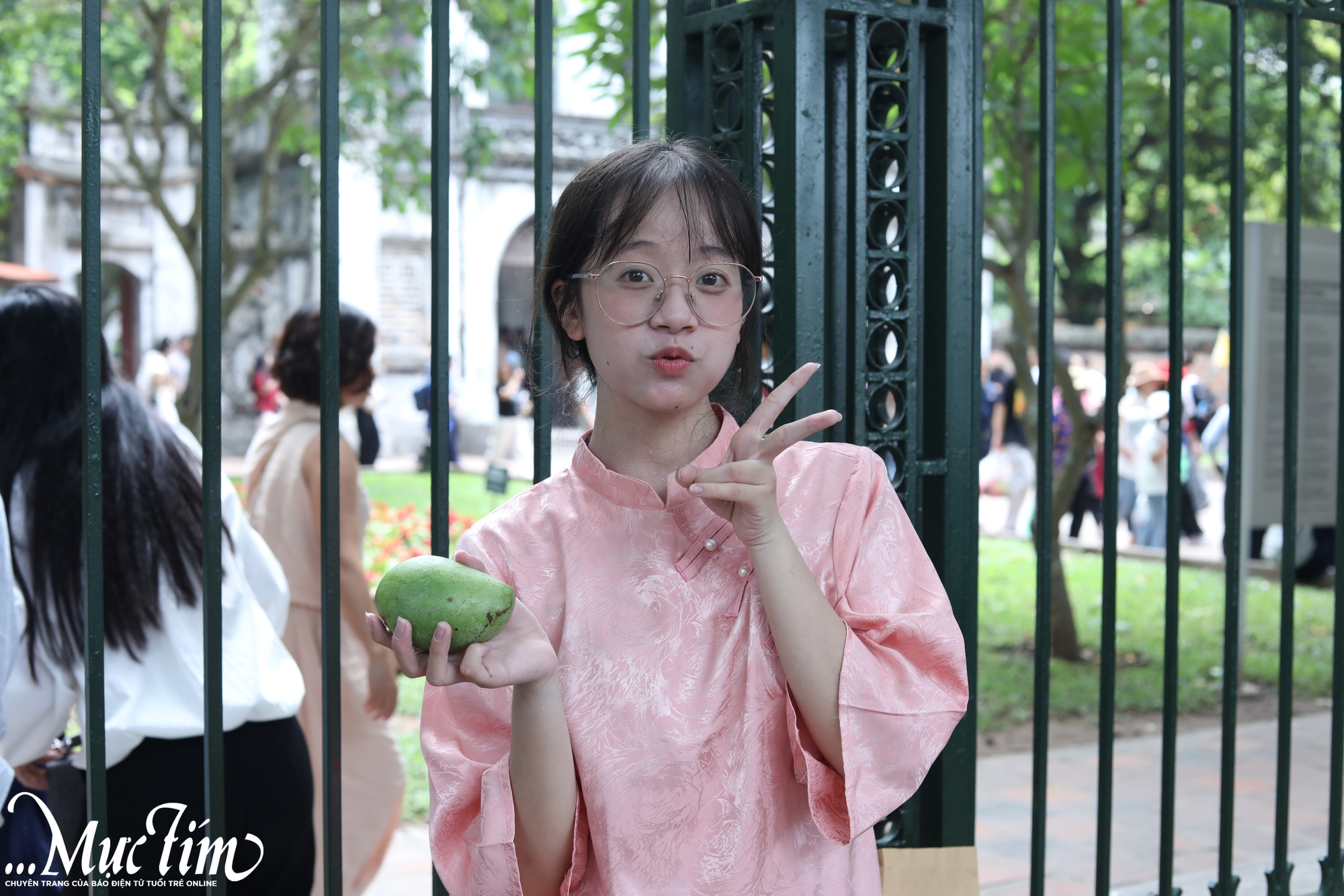 Sĩ tử Hà Nội xếp hàng nhận xoài tại Văn Miếu - Quốc Tử Giám- Ảnh 5.