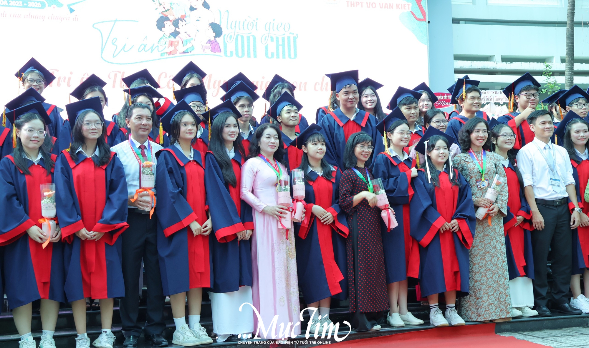 Học sinh Trường THPT Võ Văn Kiệt nhận 'hộ chiếu vào đời', tự tin bước vào hành trình mới- Ảnh 1. Học sinh Trường THPT Võ Văn Kiệt nhận 'hộ chiếu vào đời', tự tin bước vào hành trình mới- Ảnh 1.