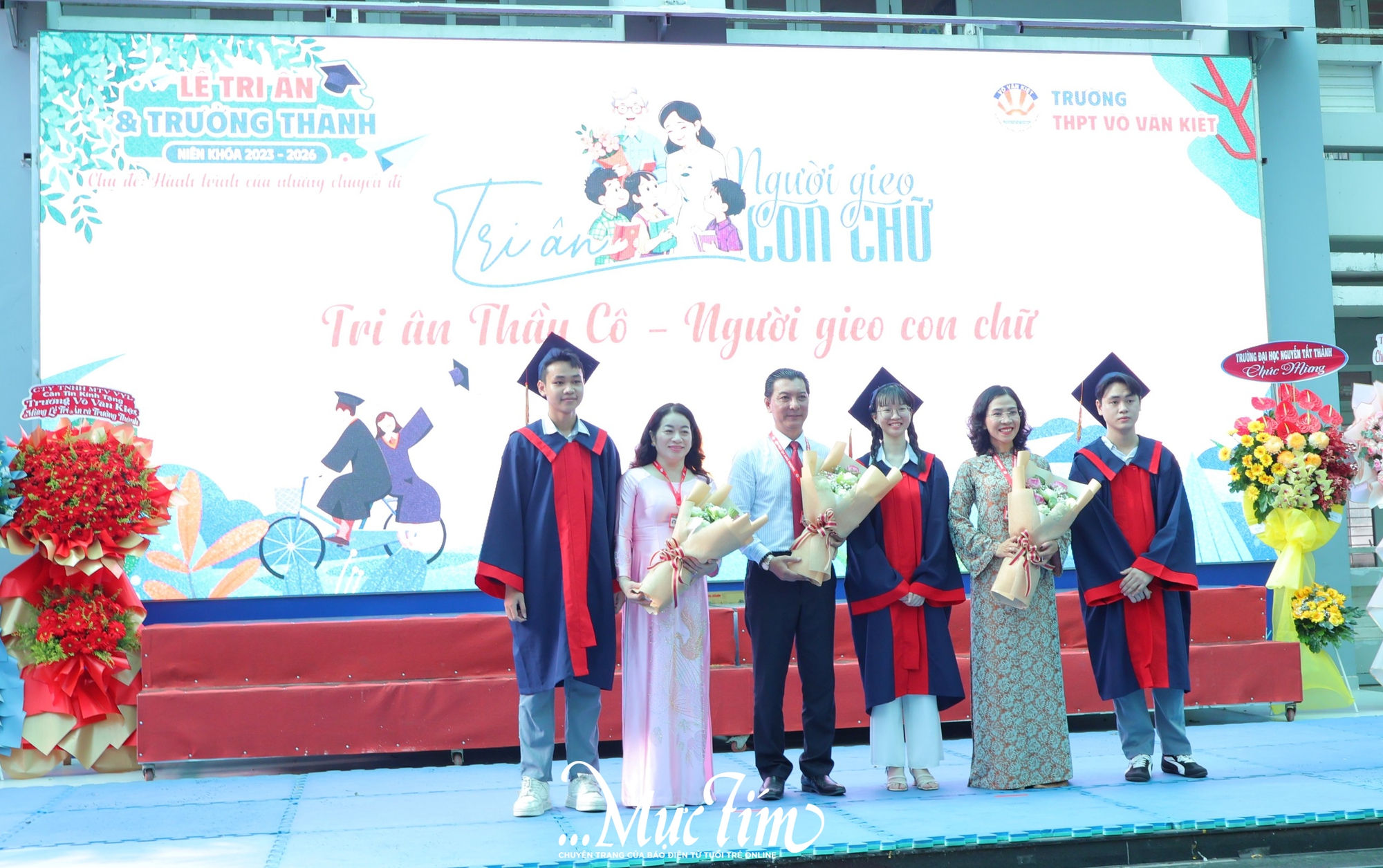 Học sinh Trường THPT Võ Văn Kiệt nhận 'hộ chiếu vào đời', tự tin bước vào hành trình mới- Ảnh 2. Học sinh Trường THPT Võ Văn Kiệt nhận 'hộ chiếu vào đời', tự tin bước vào hành trình mới- Ảnh 2.