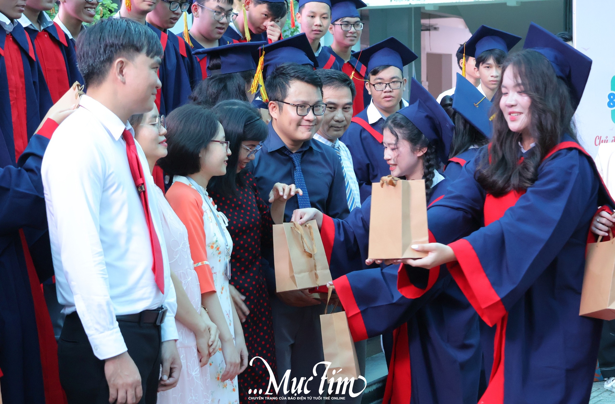 Học sinh Trường THPT Võ Văn Kiệt nhận 'hộ chiếu vào đời', tự tin bước vào hành trình mới- Ảnh 3. Học sinh Trường THPT Võ Văn Kiệt nhận 'hộ chiếu vào đời', tự tin bước vào hành trình mới- Ảnh 3.