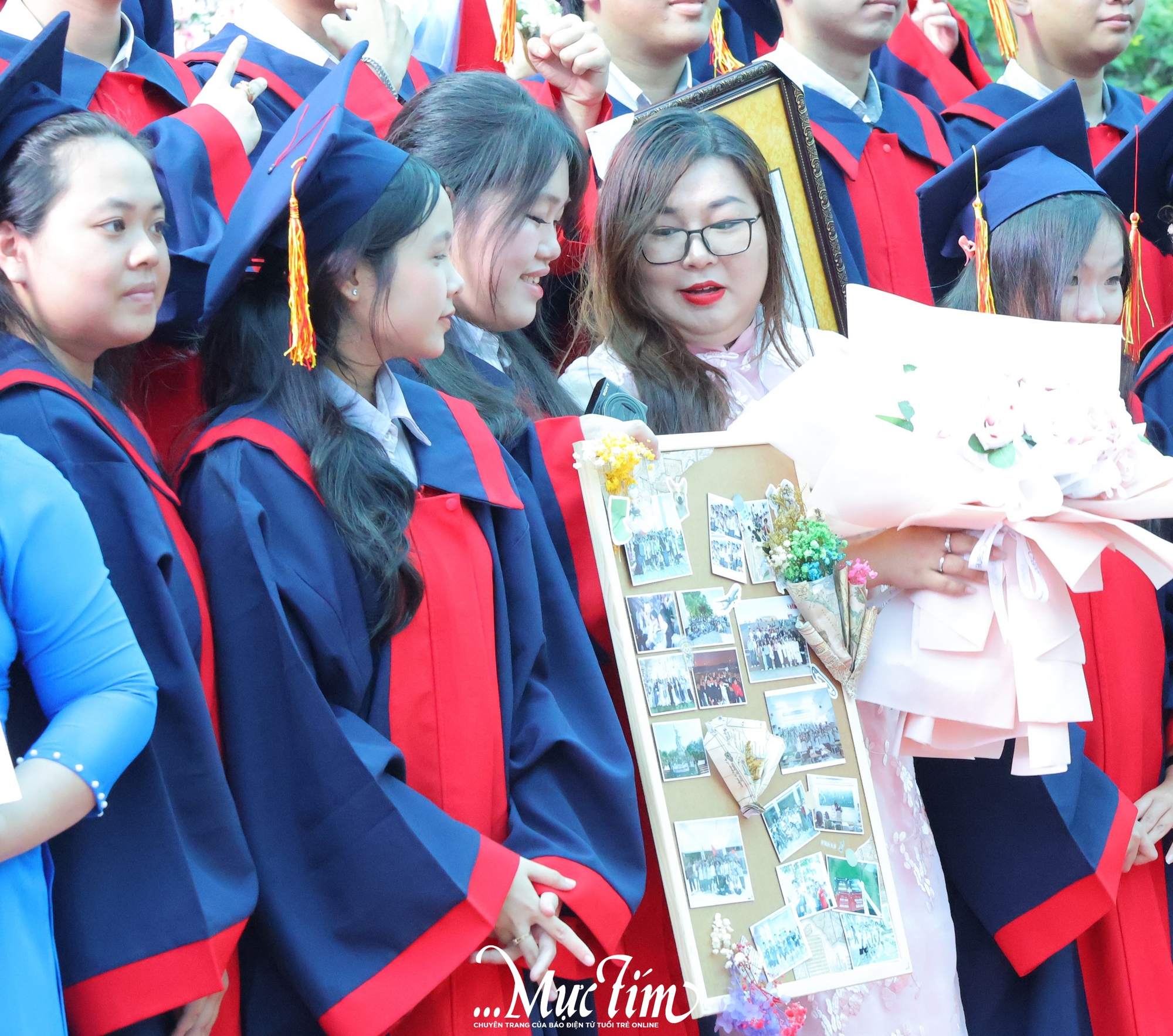 Học sinh Trường THPT Võ Văn Kiệt nhận 'hộ chiếu vào đời', tự tin bước vào hành trình mới- Ảnh 4. Học sinh Trường THPT Võ Văn Kiệt nhận 'hộ chiếu vào đời', tự tin bước vào hành trình mới- Ảnh 4.
