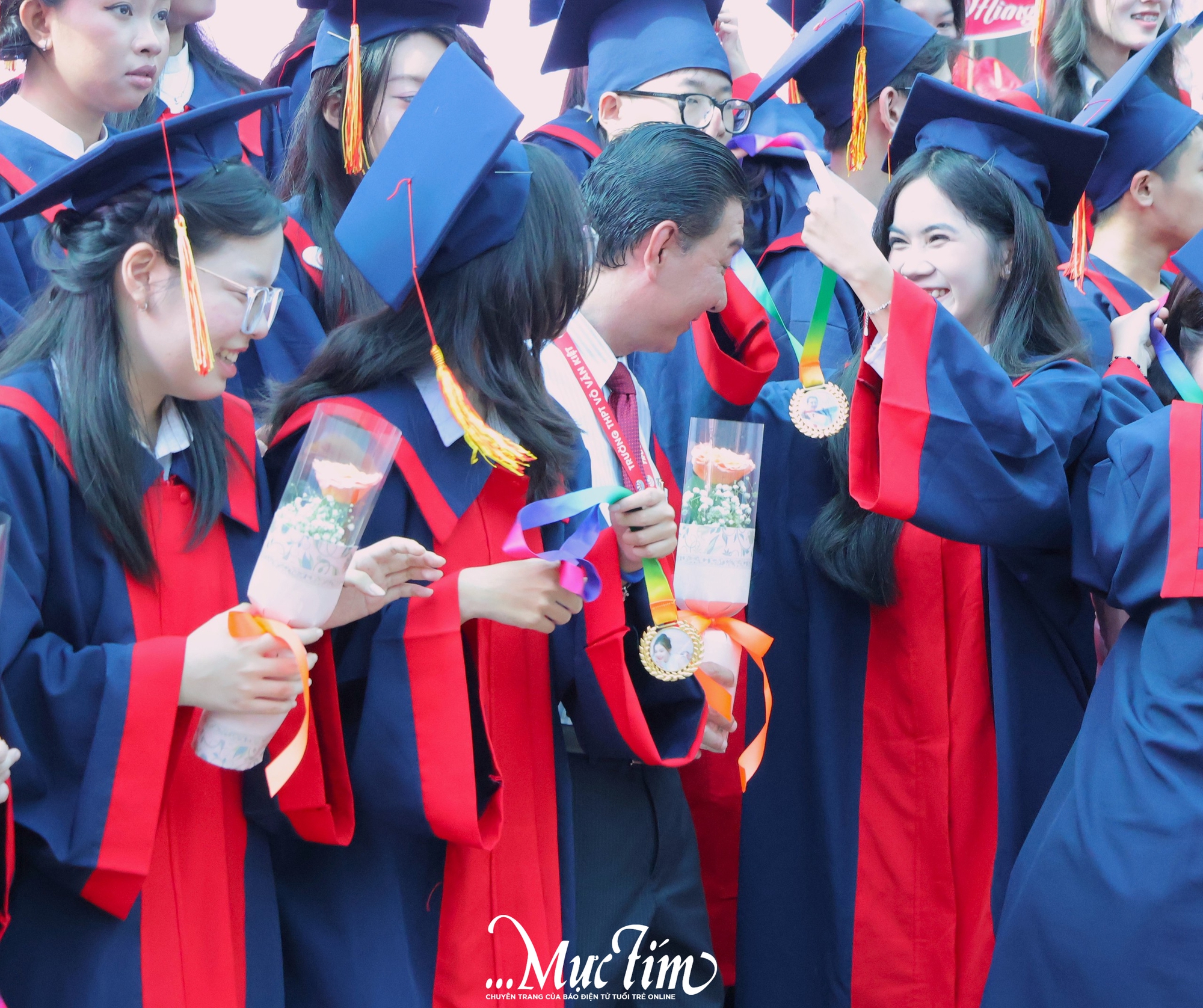 Học sinh Trường THPT Võ Văn Kiệt nhận 'hộ chiếu vào đời', tự tin bước vào hành trình mới- Ảnh 5. Học sinh Trường THPT Võ Văn Kiệt nhận 'hộ chiếu vào đời', tự tin bước vào hành trình mới- Ảnh 5.