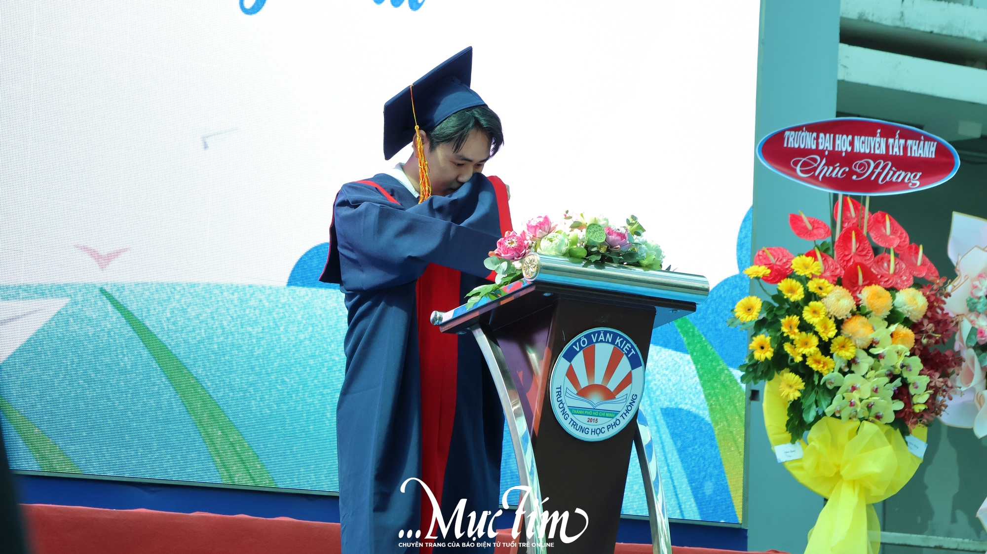 Học sinh Trường THPT Võ Văn Kiệt nhận 'hộ chiếu vào đời', tự tin bước vào hành trình mới- Ảnh 8. Học sinh Trường THPT Võ Văn Kiệt nhận 'hộ chiếu vào đời', tự tin bước vào hành trình mới- Ảnh 8.