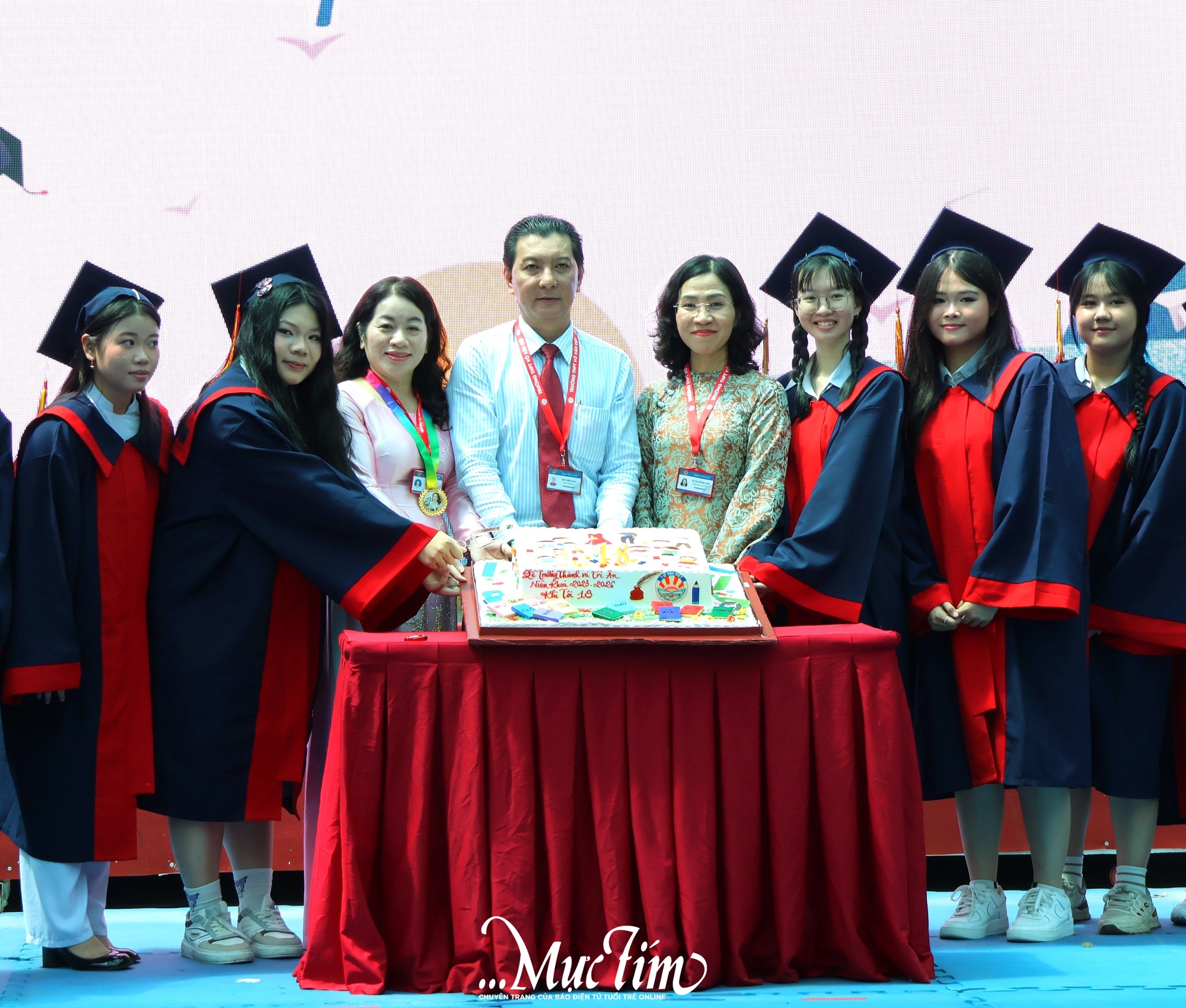 Học sinh Trường THPT Võ Văn Kiệt nhận 'hộ chiếu vào đời', tự tin bước vào hành trình mới- Ảnh 9. Học sinh Trường THPT Võ Văn Kiệt nhận 'hộ chiếu vào đời', tự tin bước vào hành trình mới- Ảnh 9.