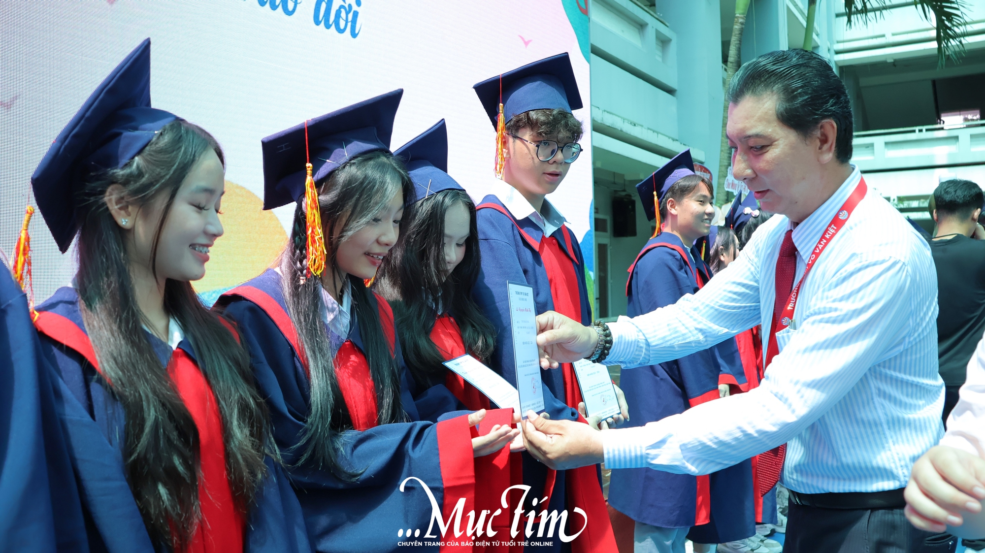 Học sinh Trường THPT Võ Văn Kiệt nhận 'hộ chiếu vào đời', tự tin bước vào hành trình mới- Ảnh 10. Học sinh Trường THPT Võ Văn Kiệt nhận 'hộ chiếu vào đời', tự tin bước vào hành trình mới- Ảnh 10.