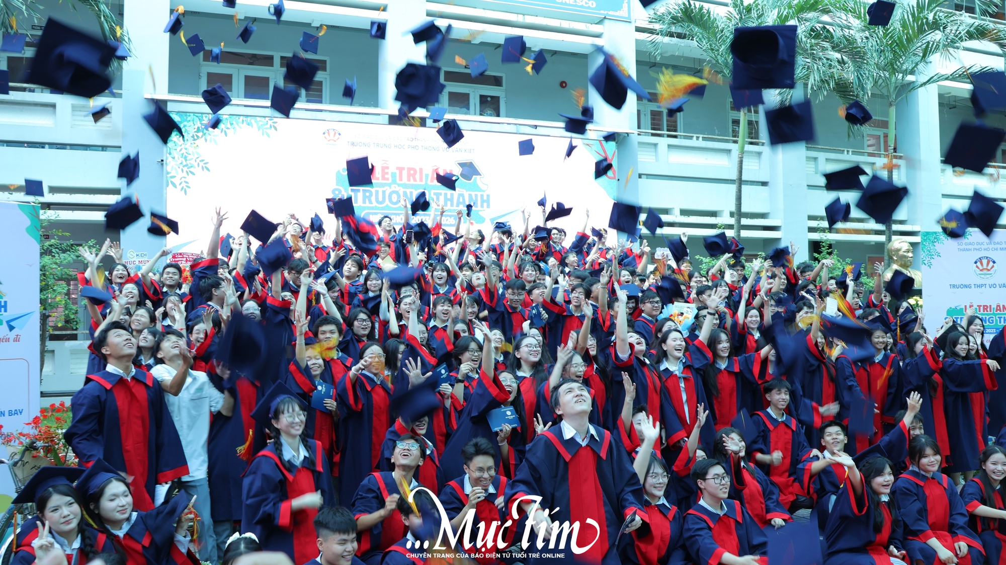 Học sinh Trường THPT Võ Văn Kiệt nhận 'hộ chiếu vào đời', tự tin bước vào hành trình mới- Ảnh 16. Học sinh Trường THPT Võ Văn Kiệt nhận 'hộ chiếu vào đời', tự tin bước vào hành trình mới- Ảnh 16.