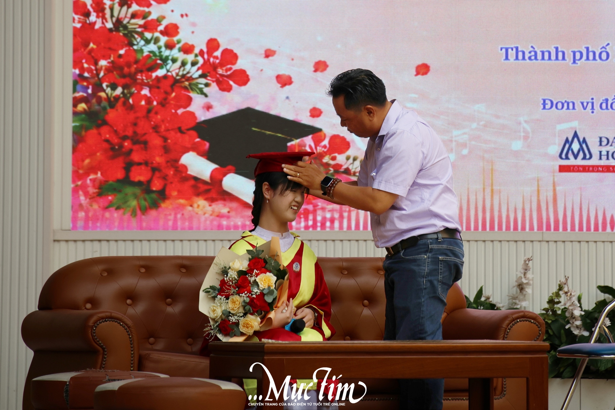 Nữ sinh khiếm thị Tây Thạnh bật khóc ở lễ tri ân: 'Em chưa từng bị bỏ lại phía sau'- Ảnh 1.